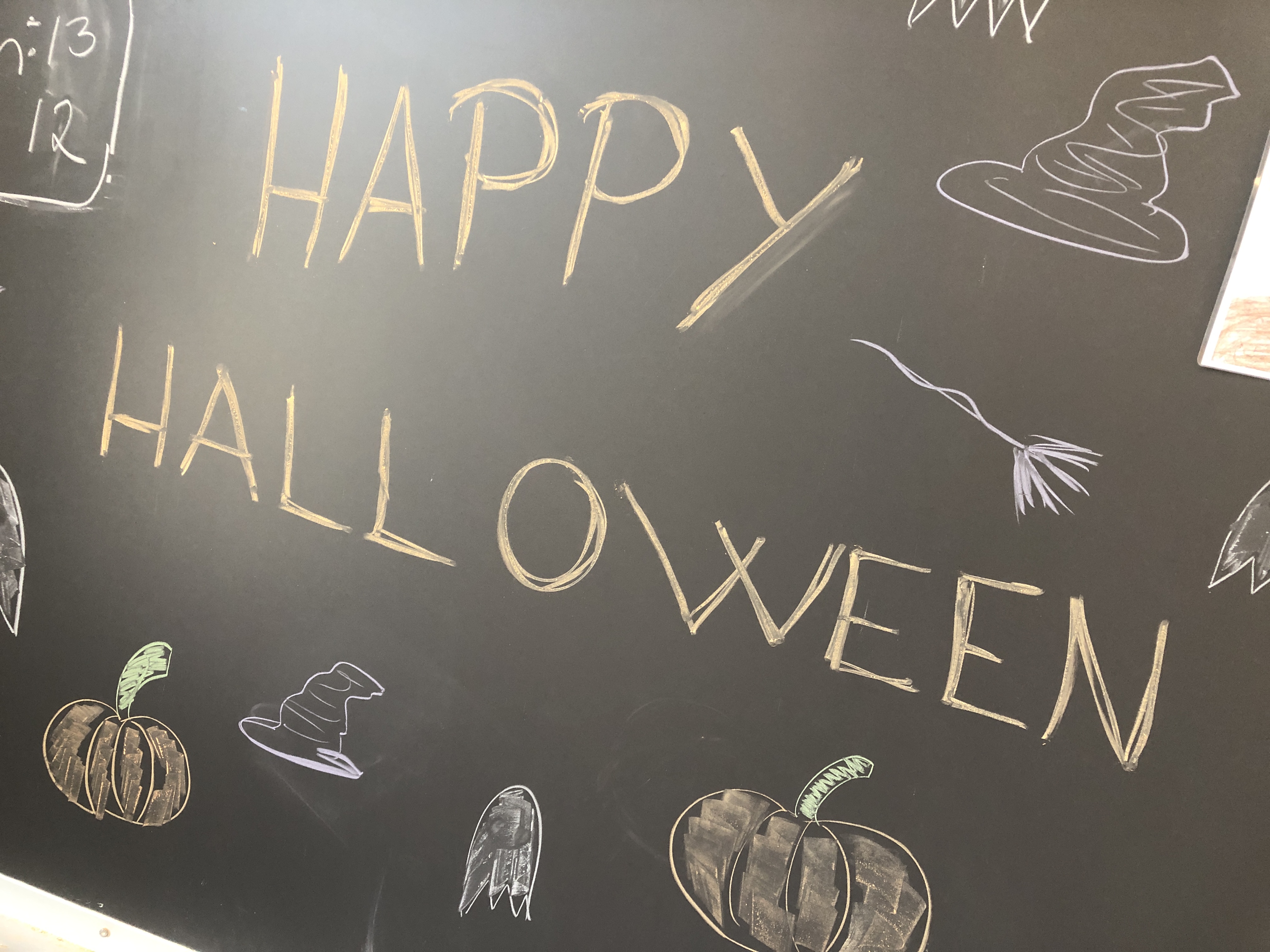 en tavle med skrift på