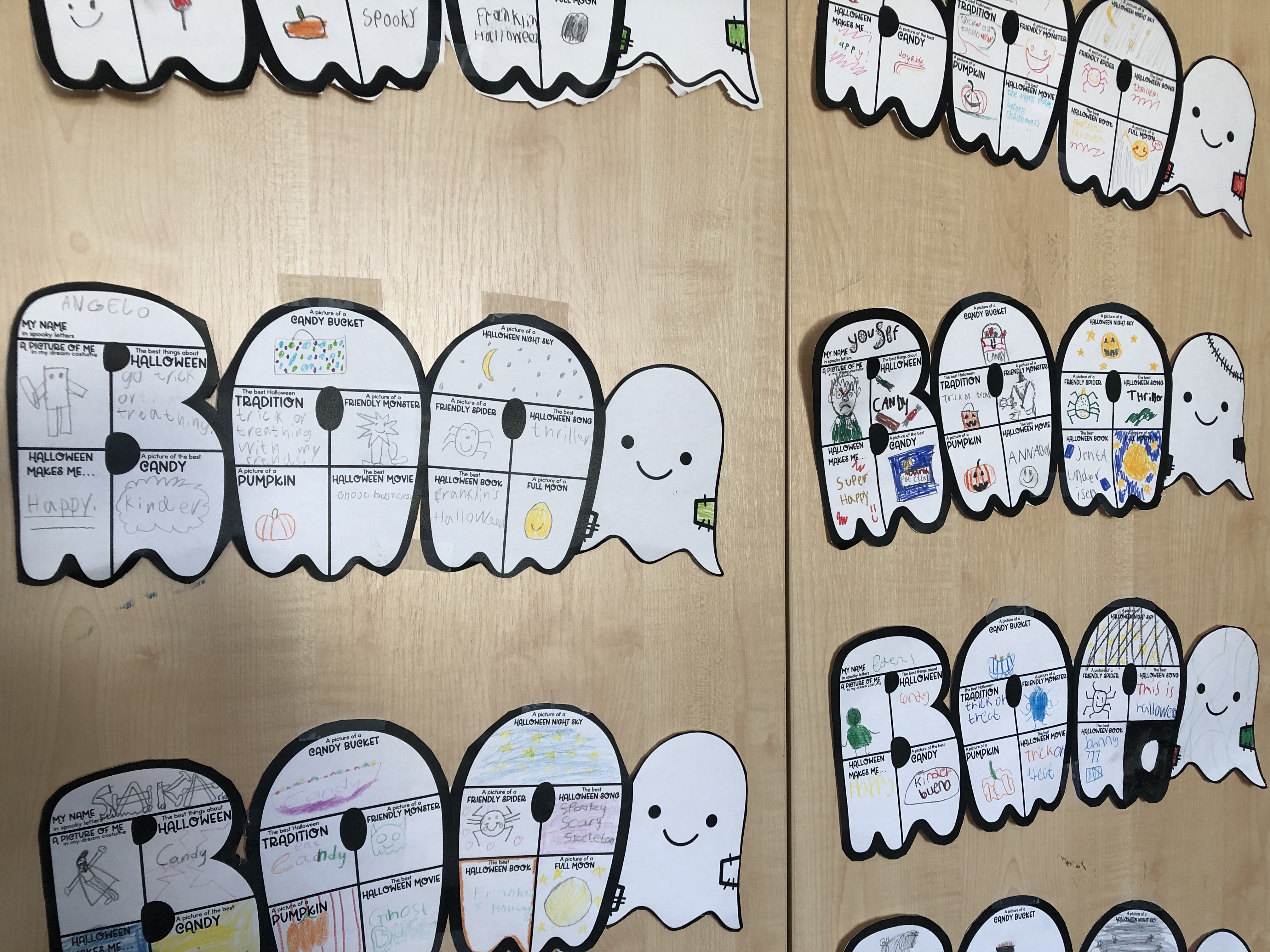 en gruppe kort med tall på