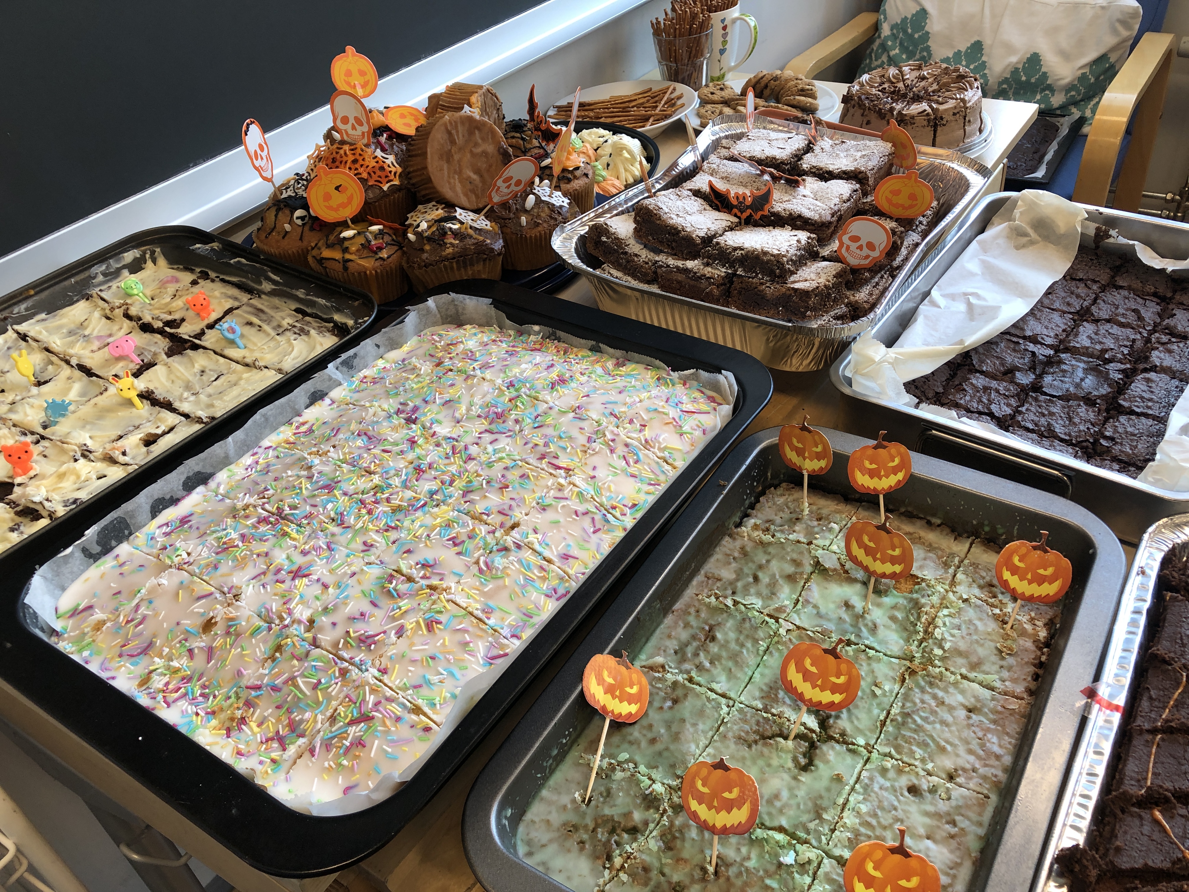 Et bord fullt av kaker