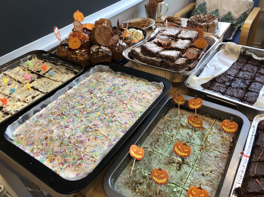 Et bord fullt av kaker