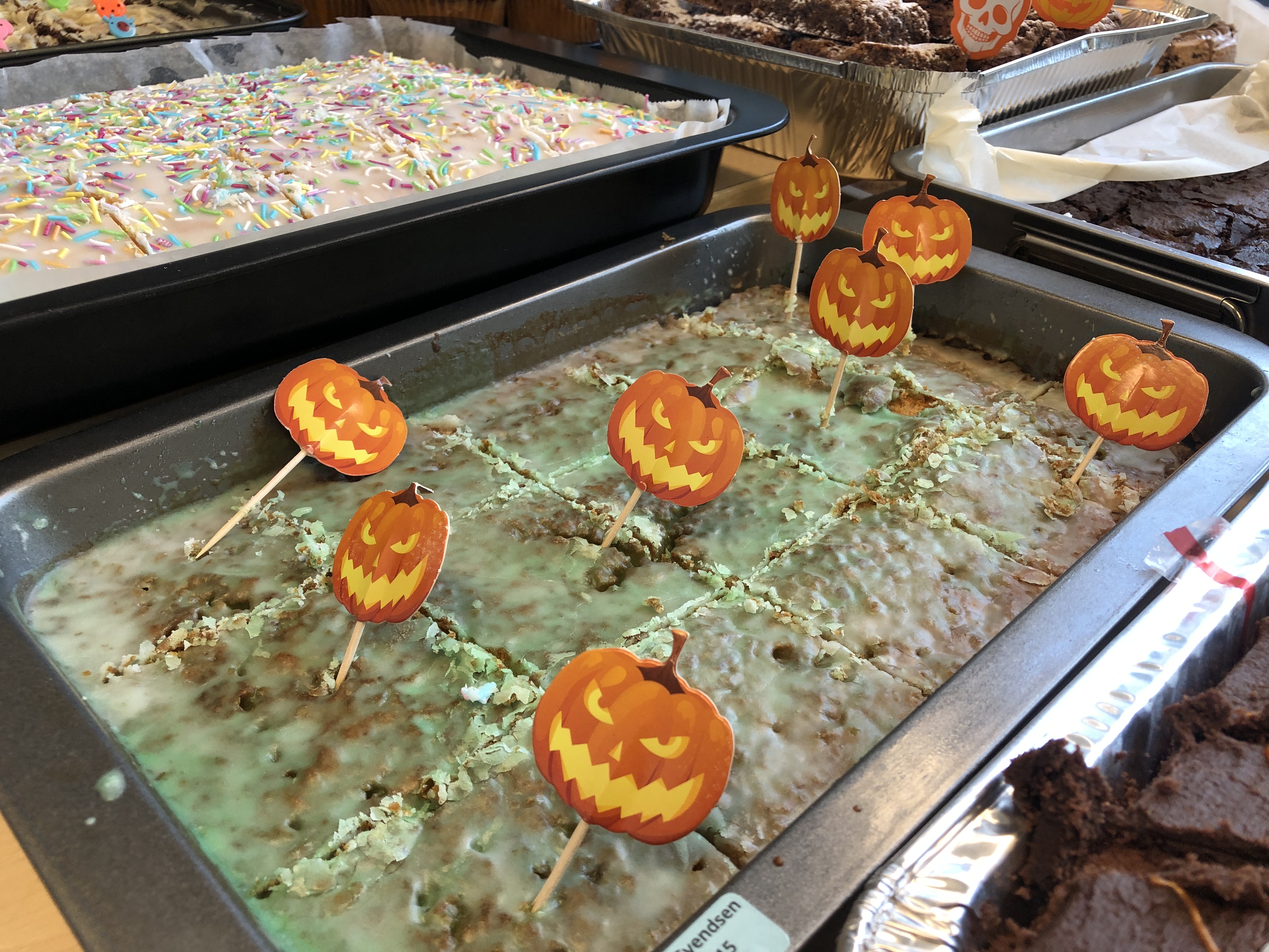 En gruppe utskårne gresskar