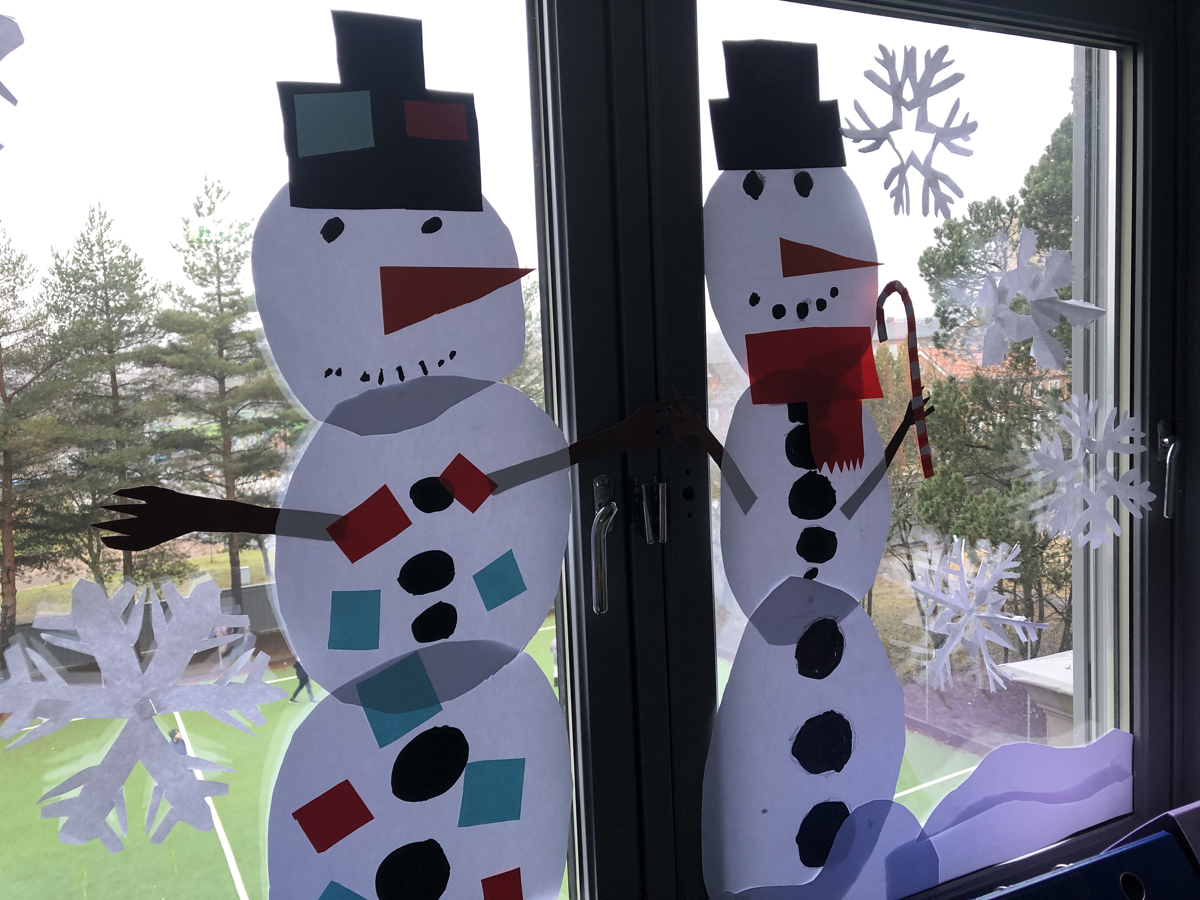 Snøperson med hjerte og flagg