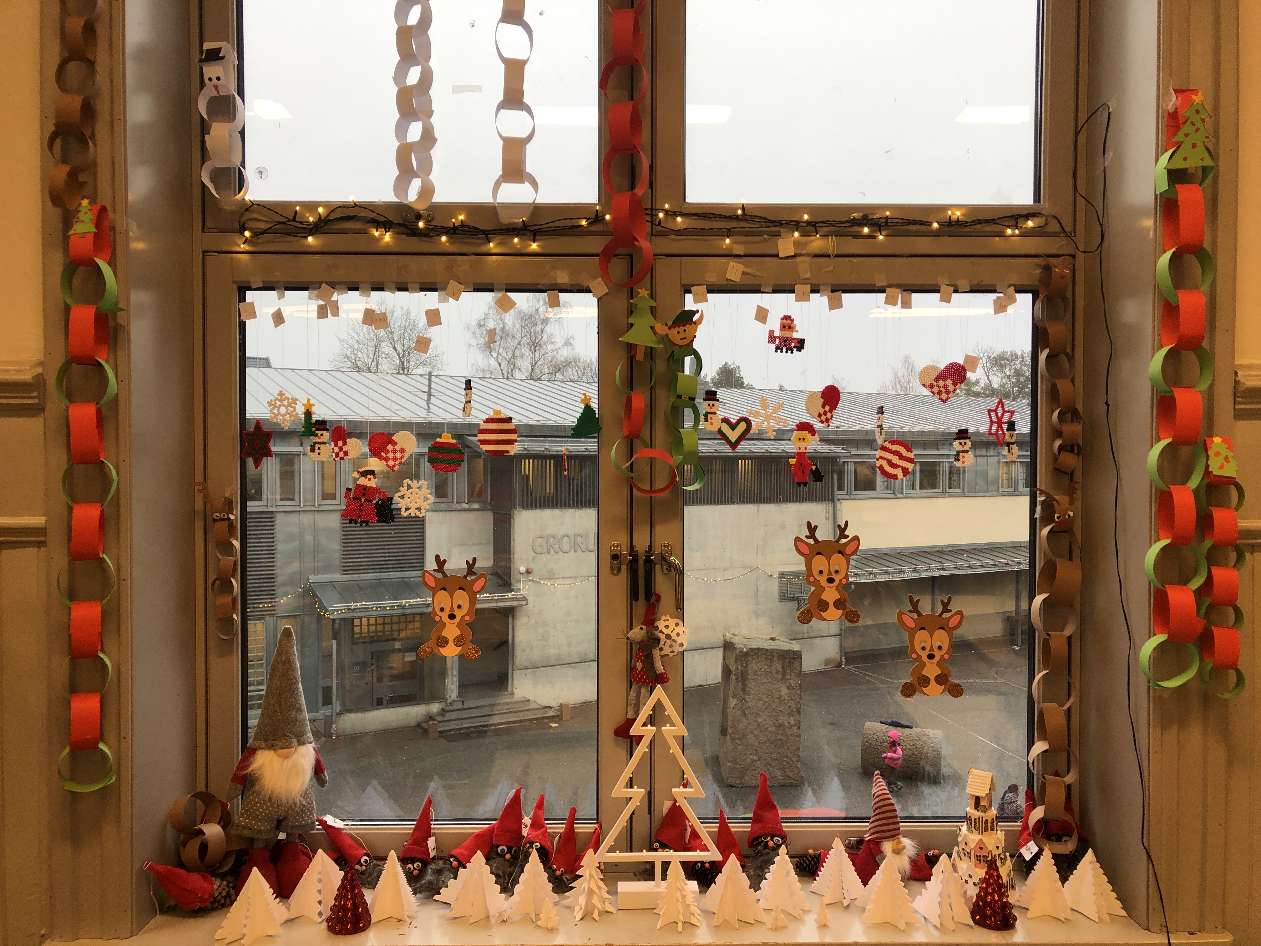 et vindu med utstilling av figurer og et vindu