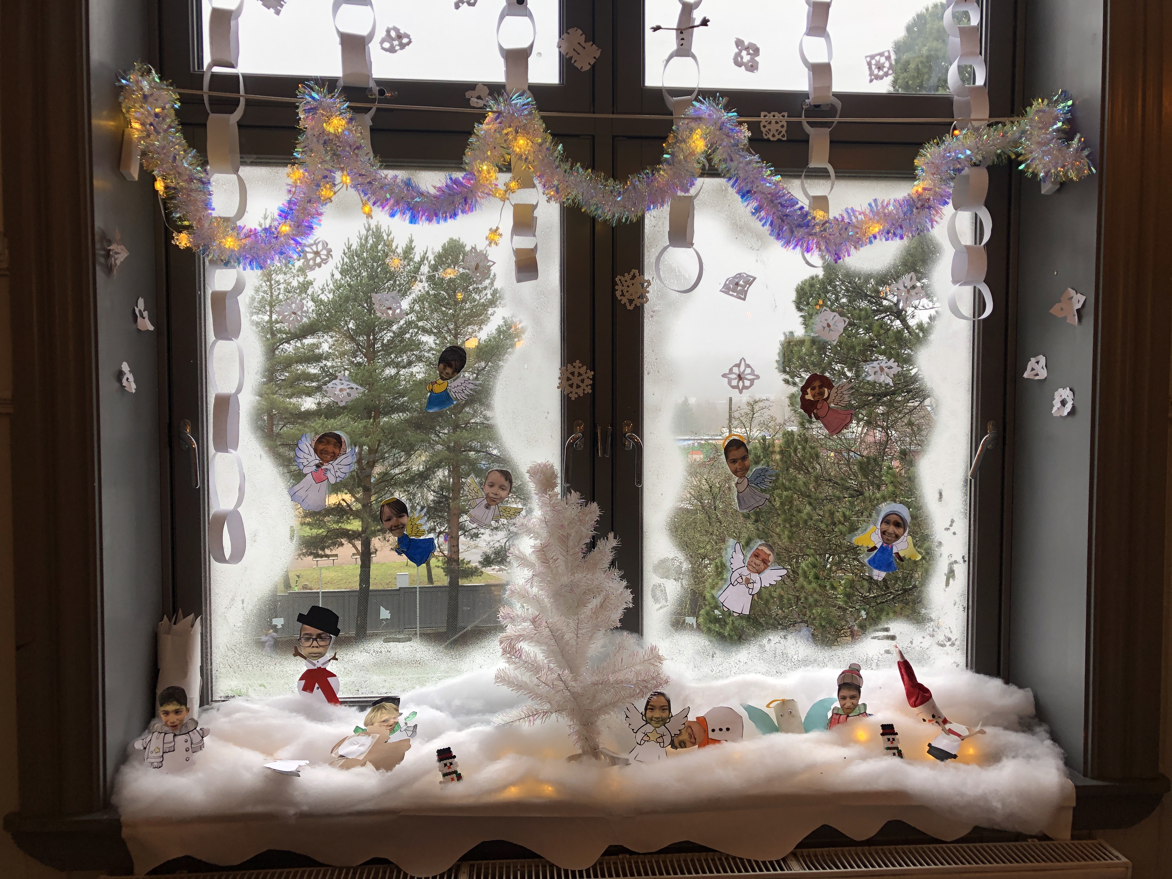 Et par juletre i et rom med vindu