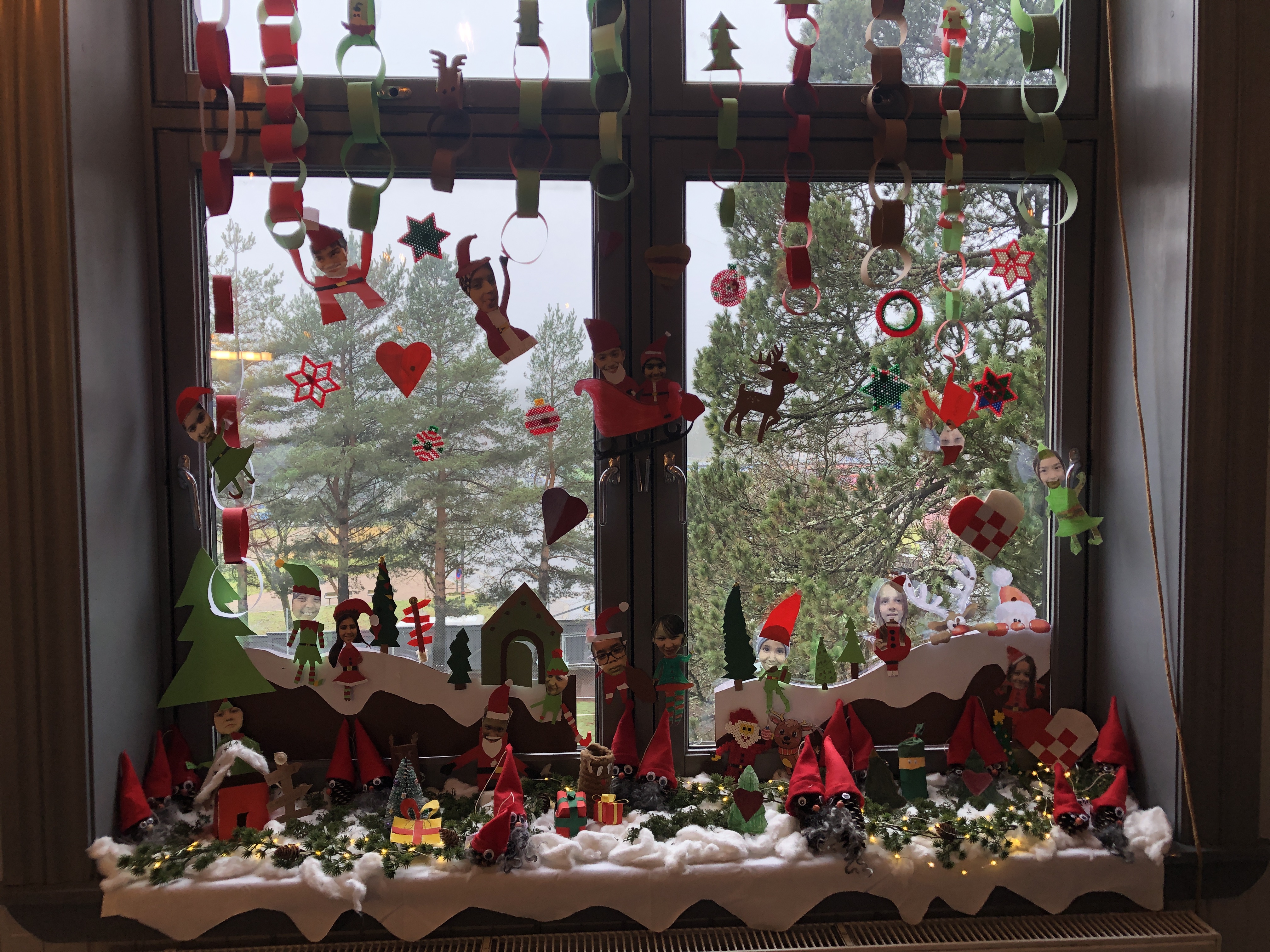 Et juletre med dekorasjoner