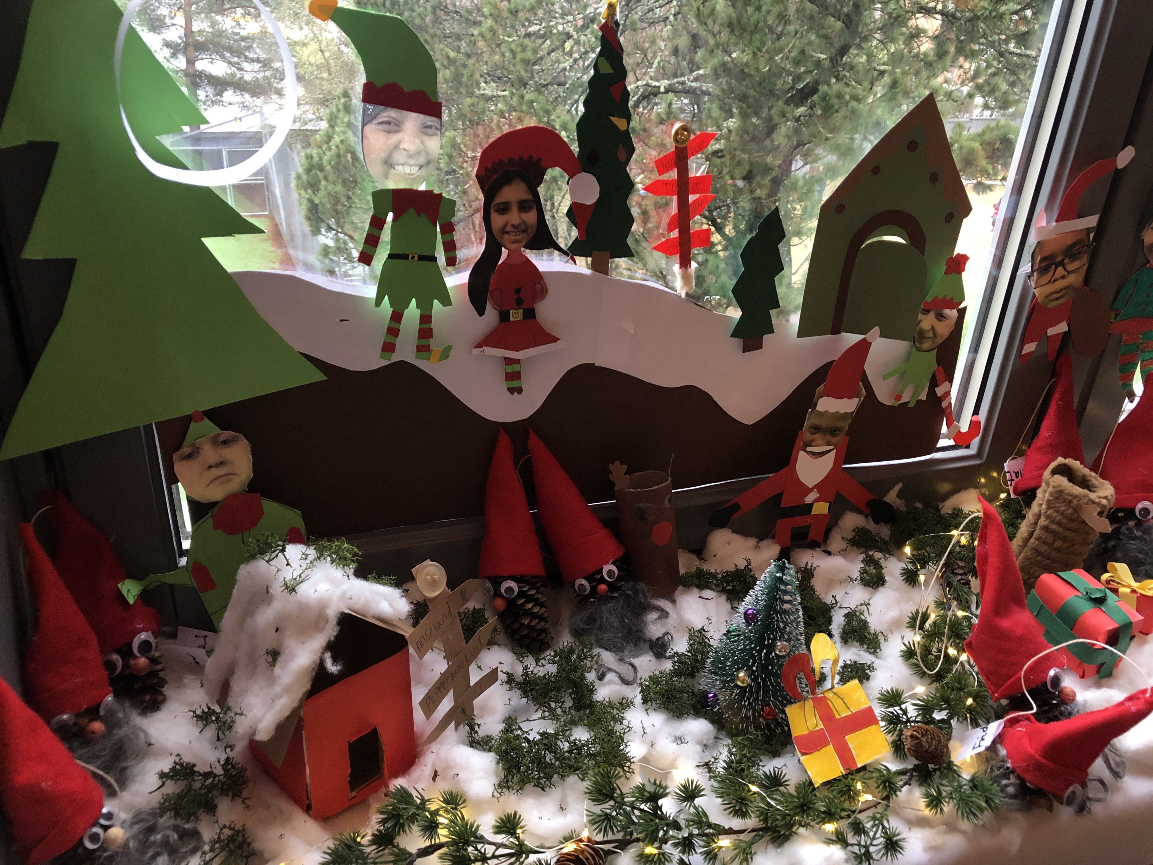 Et juletre dekorert med ornamenter og lys