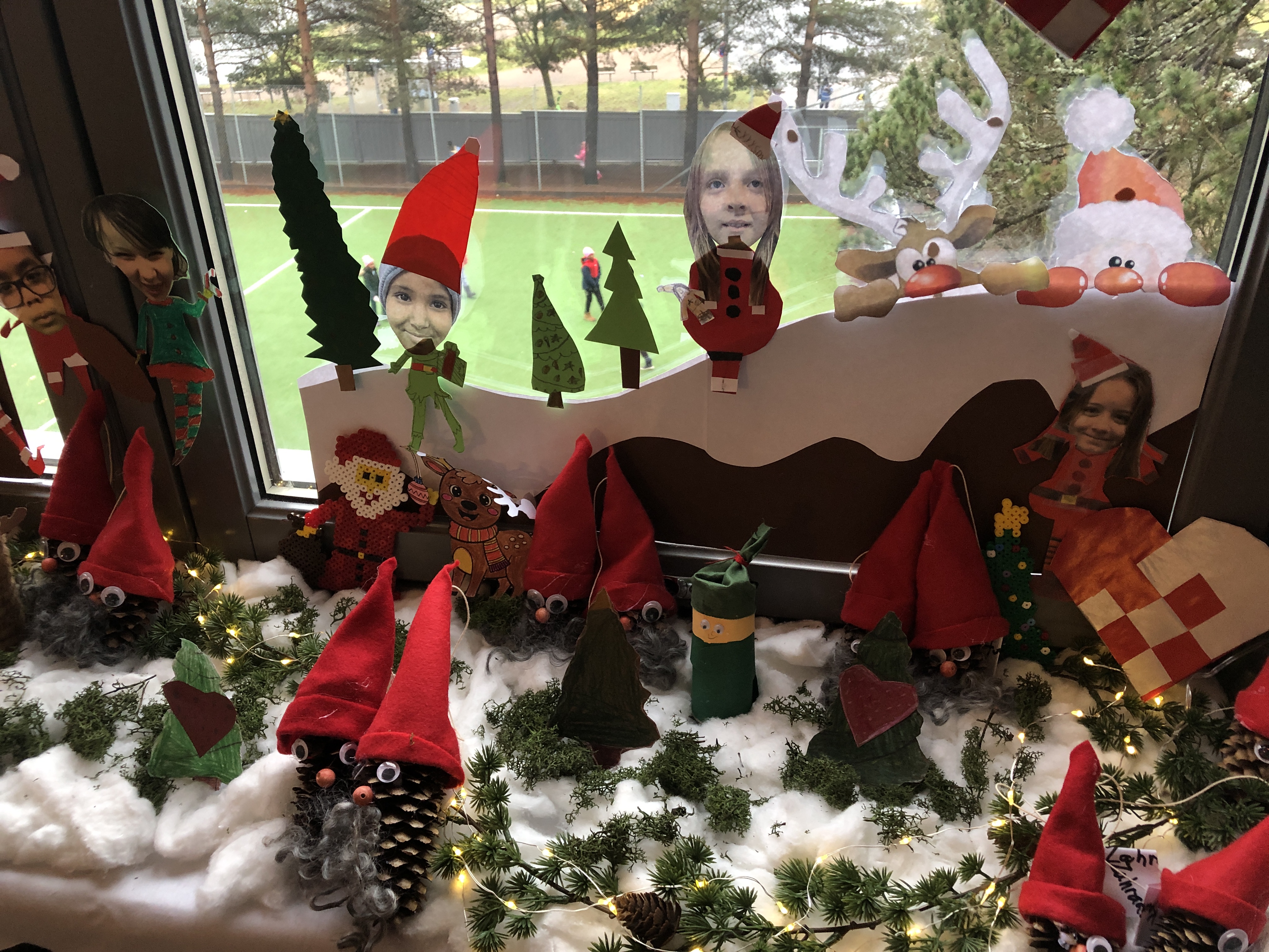 Et juletre med snøperson og gaver