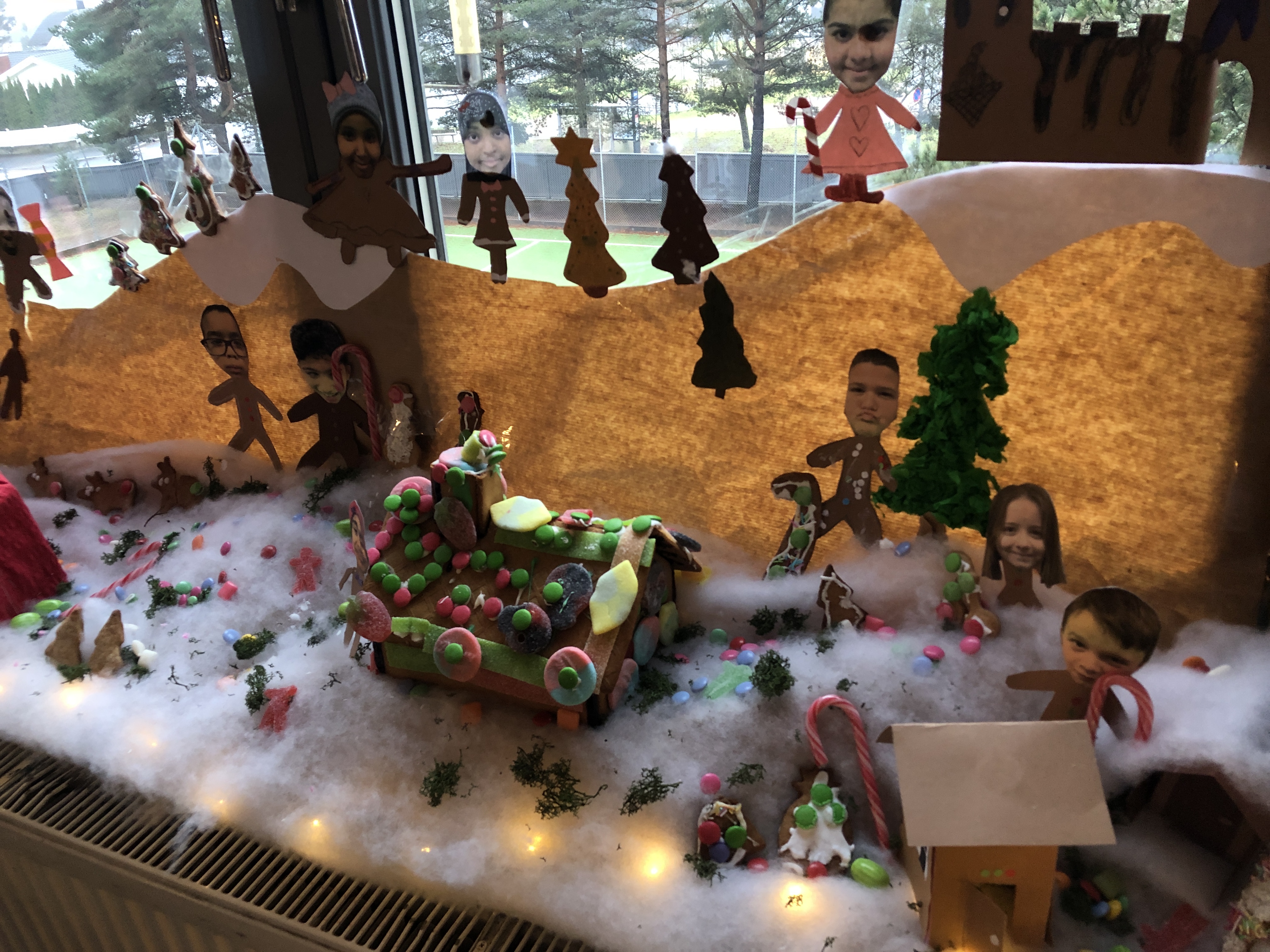 en gruppe leker på et bord