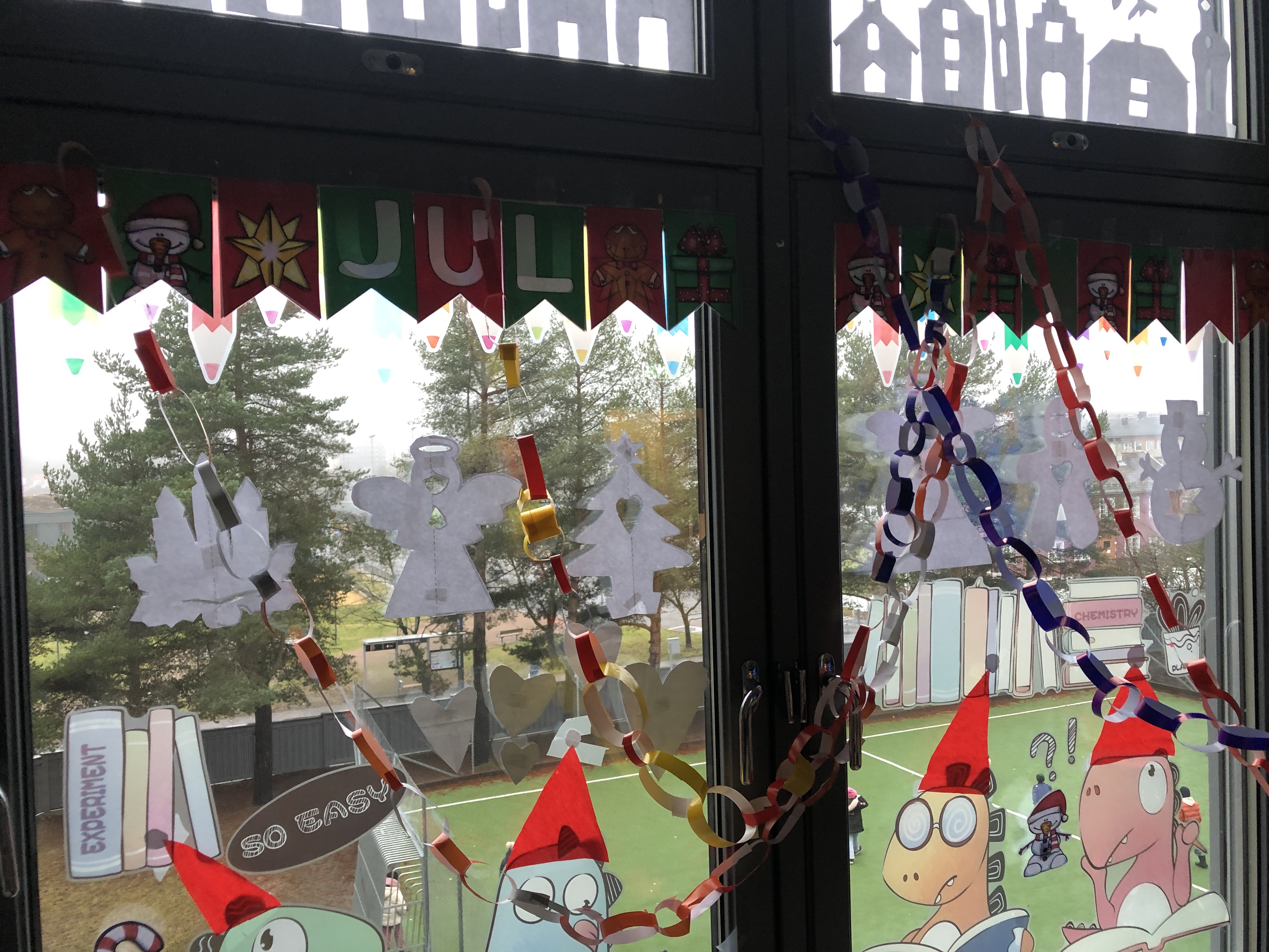 En vindusutstilling med juledekorasjoner