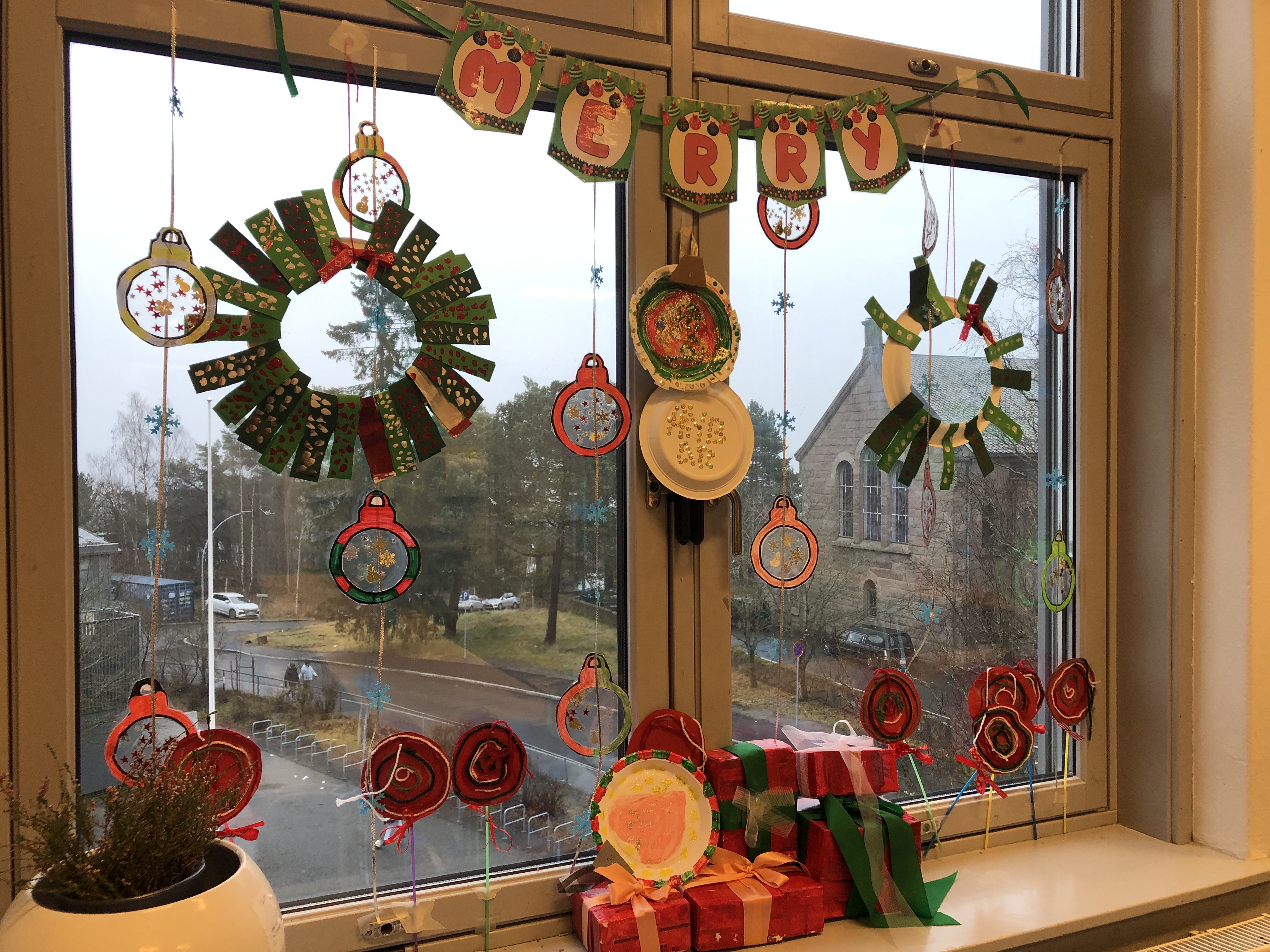 et vindu med en rekke gjenstander fra det