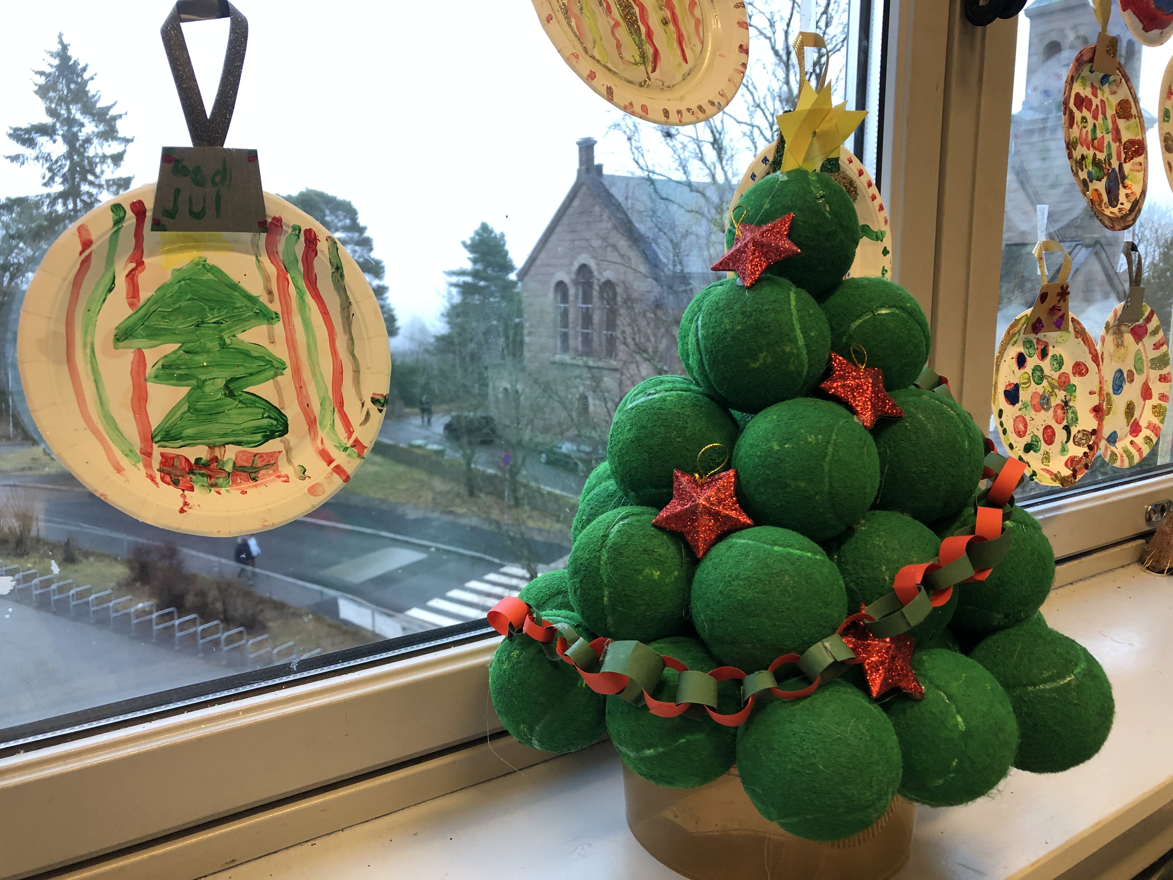 en dekorert kaktus foran et vindu