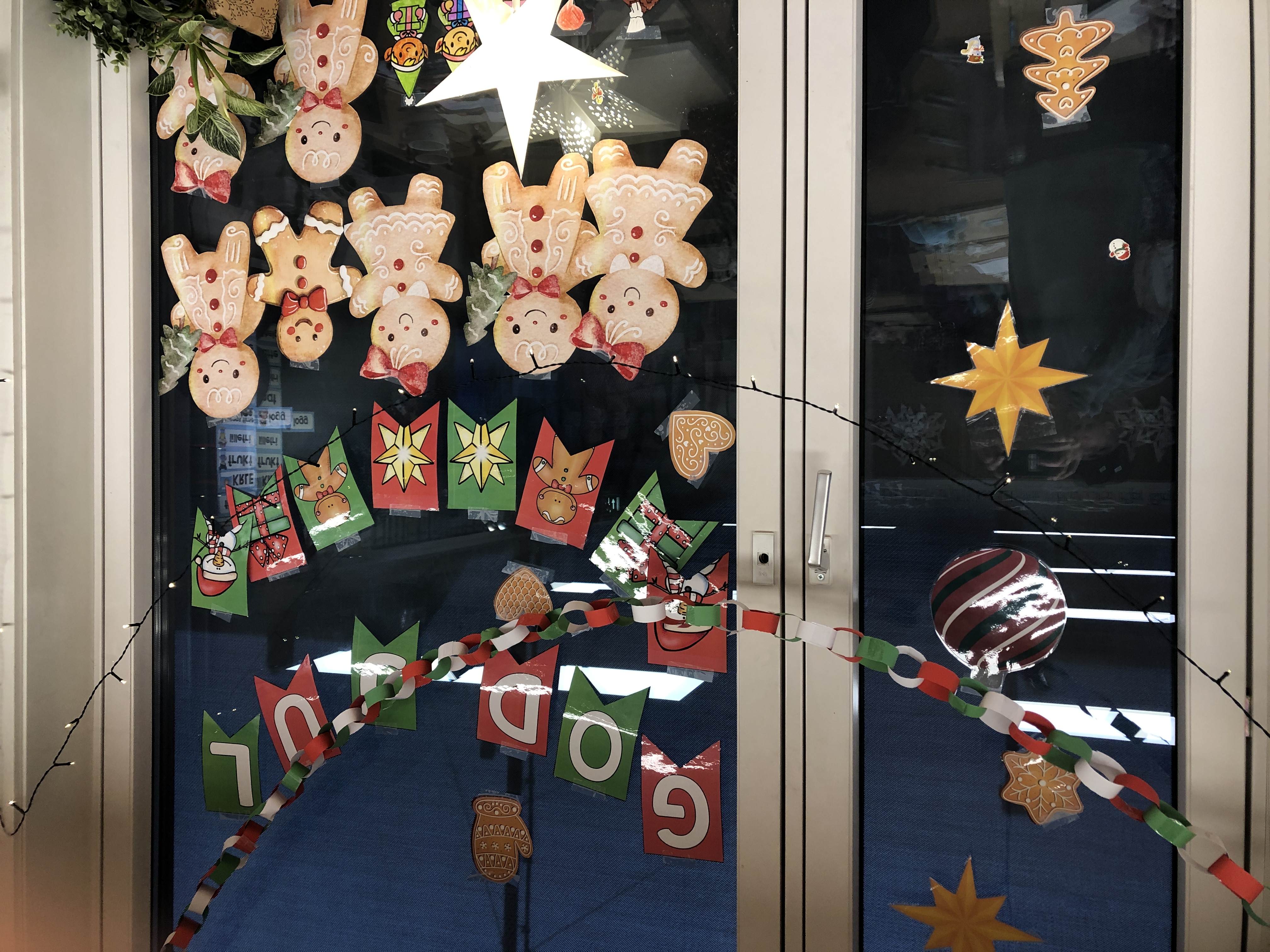 En gruppe teddybjørner sitter utenfor et vindu