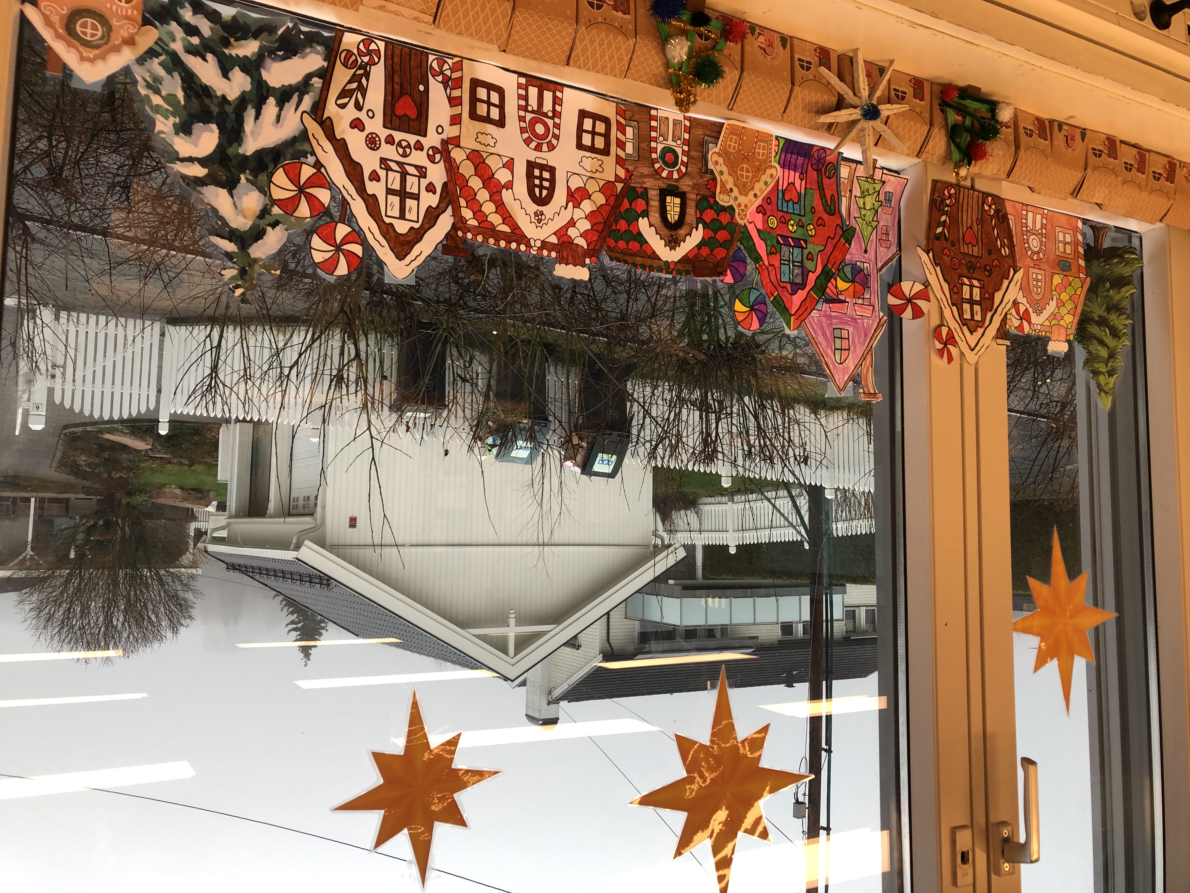 et vindu med bygning og trær