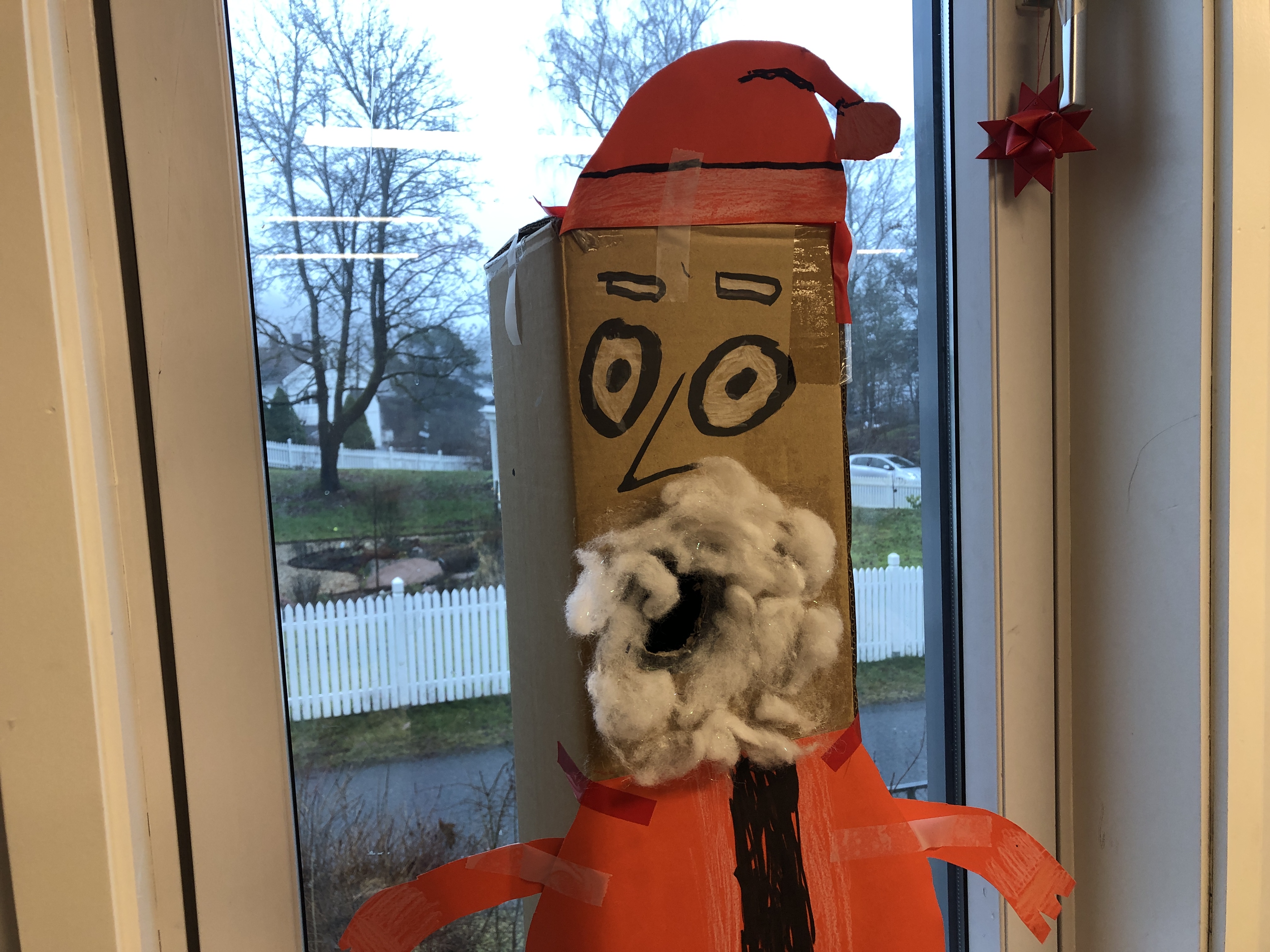 En teddybjørn sitter i et vindussegl