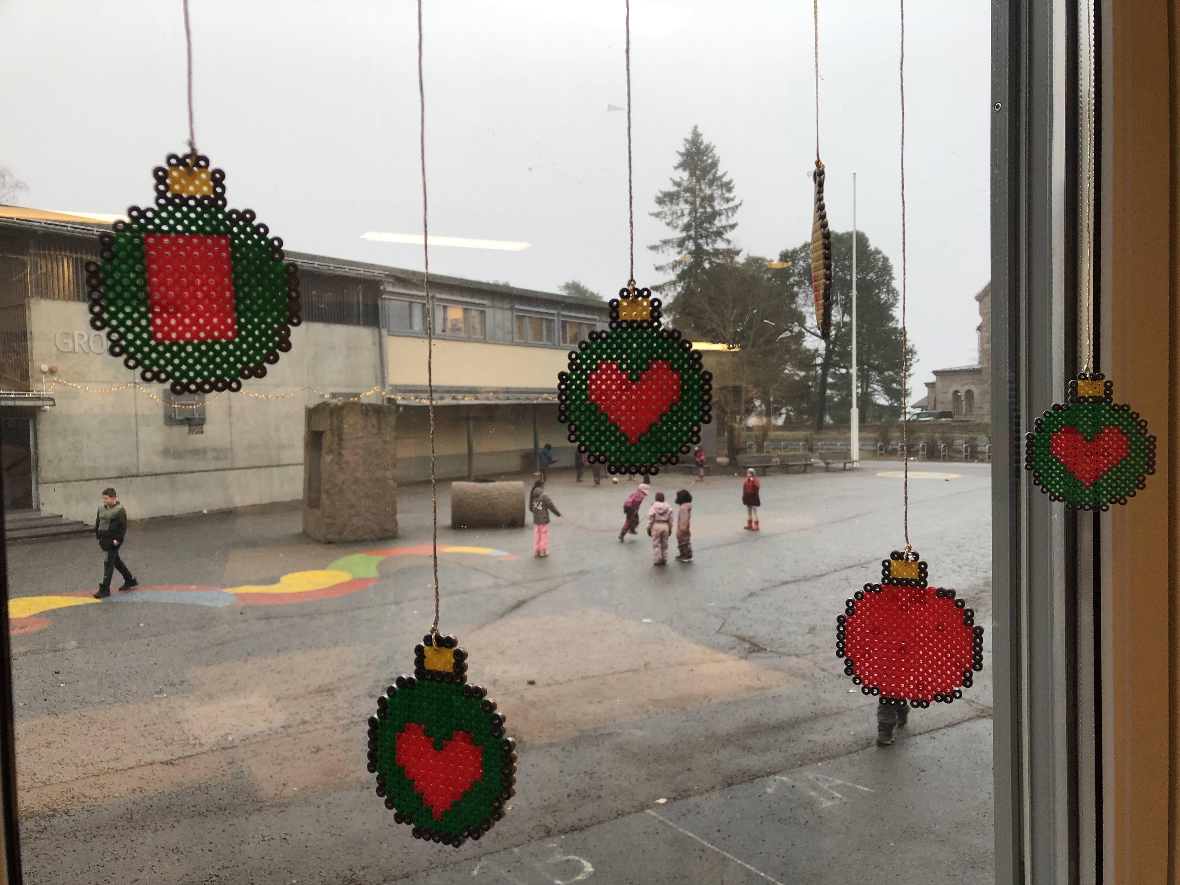 en gruppe mennesker som leker med ***