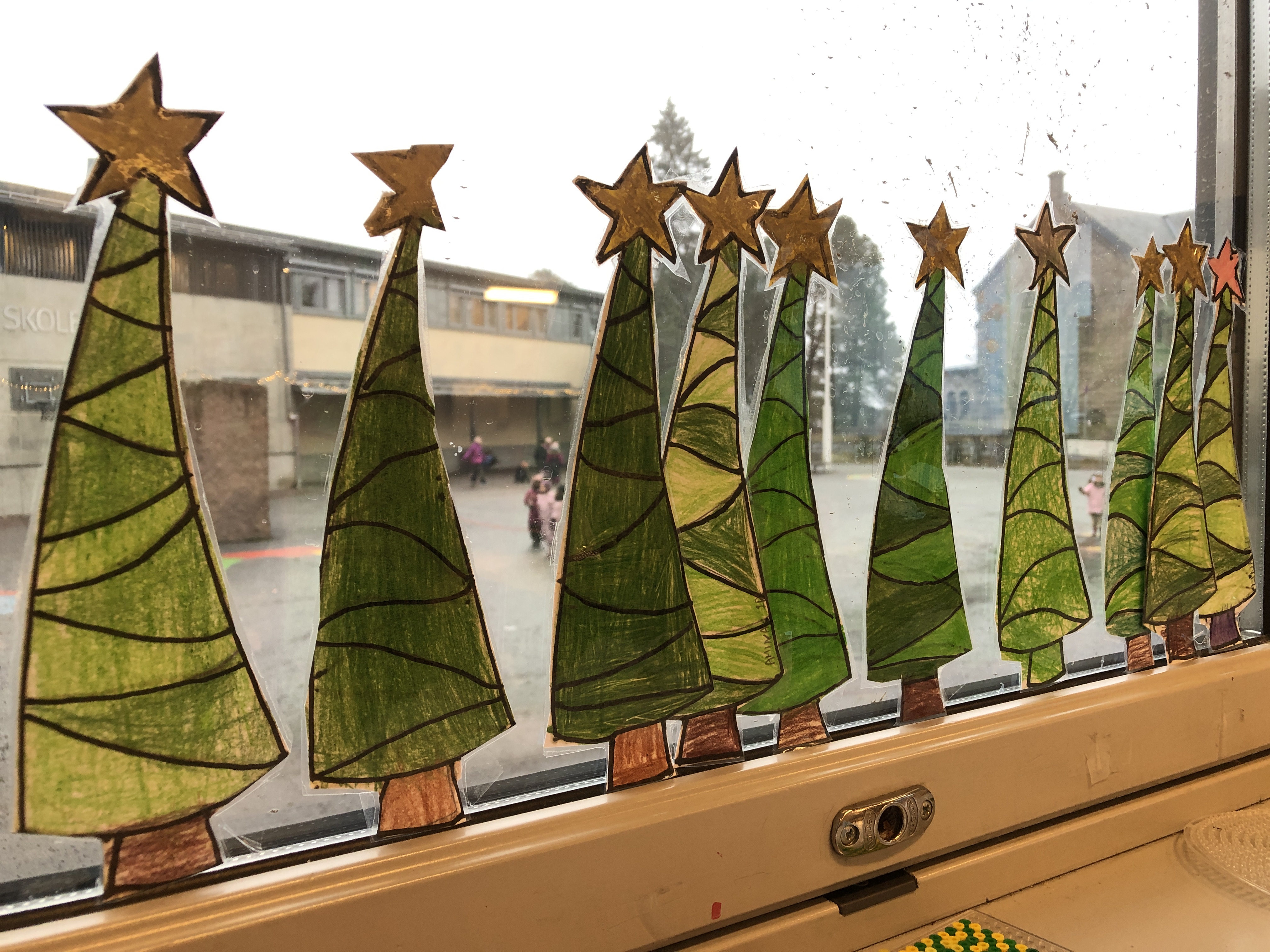 En gruppe grønne paraplyer