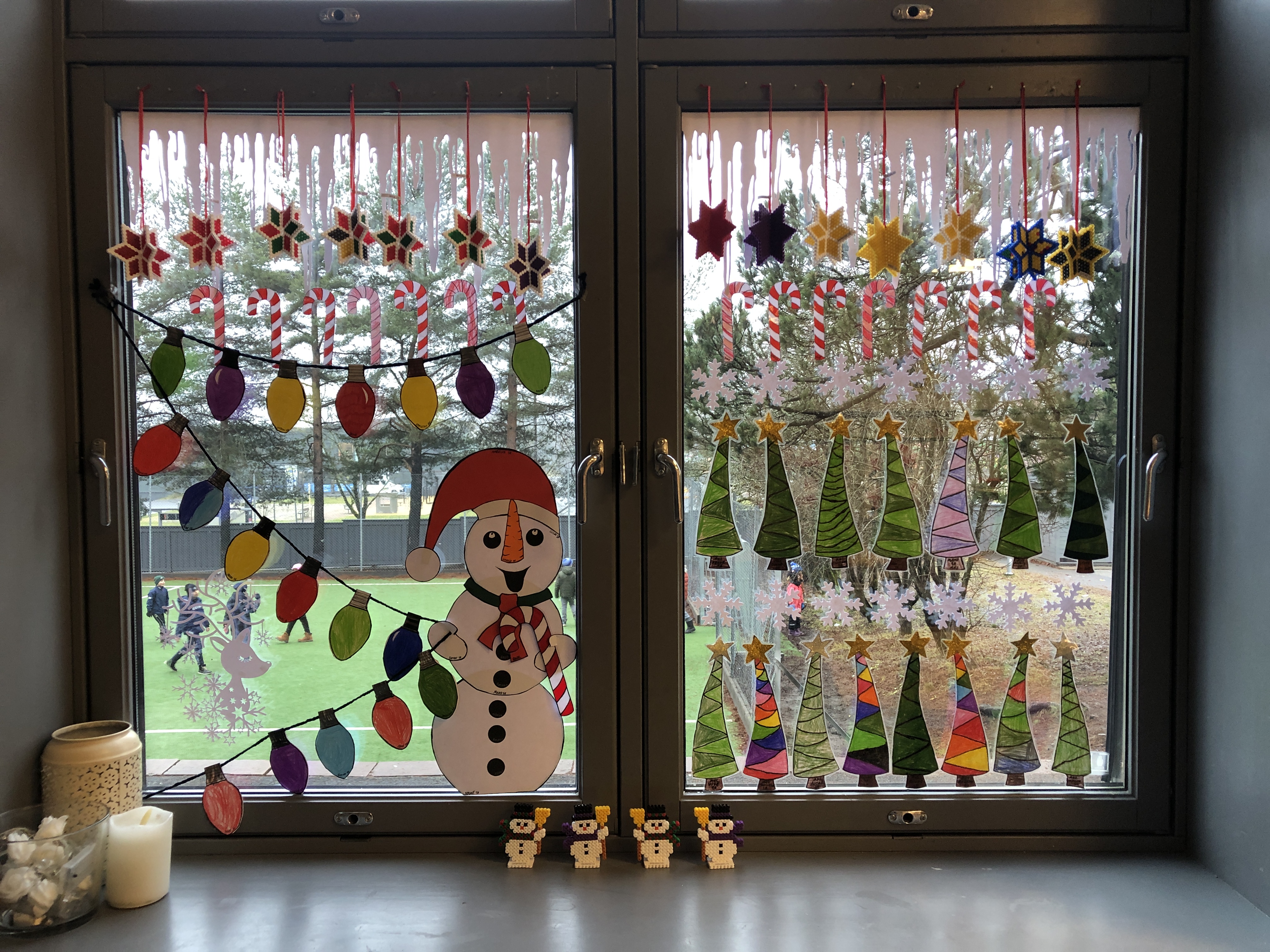 Et vindu med juletre og dekorasjoner