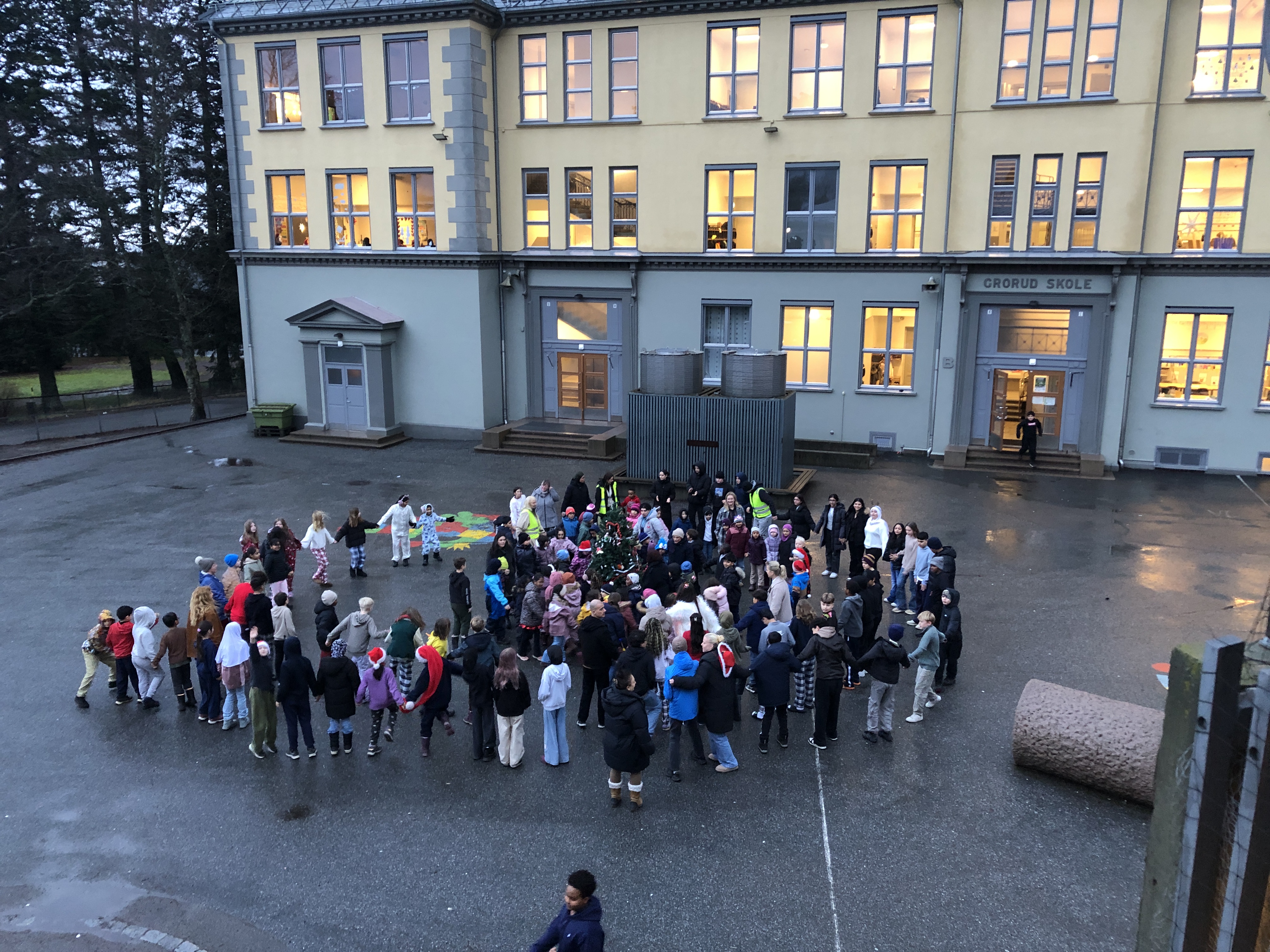 en gruppe mennesker utenfor en bygning