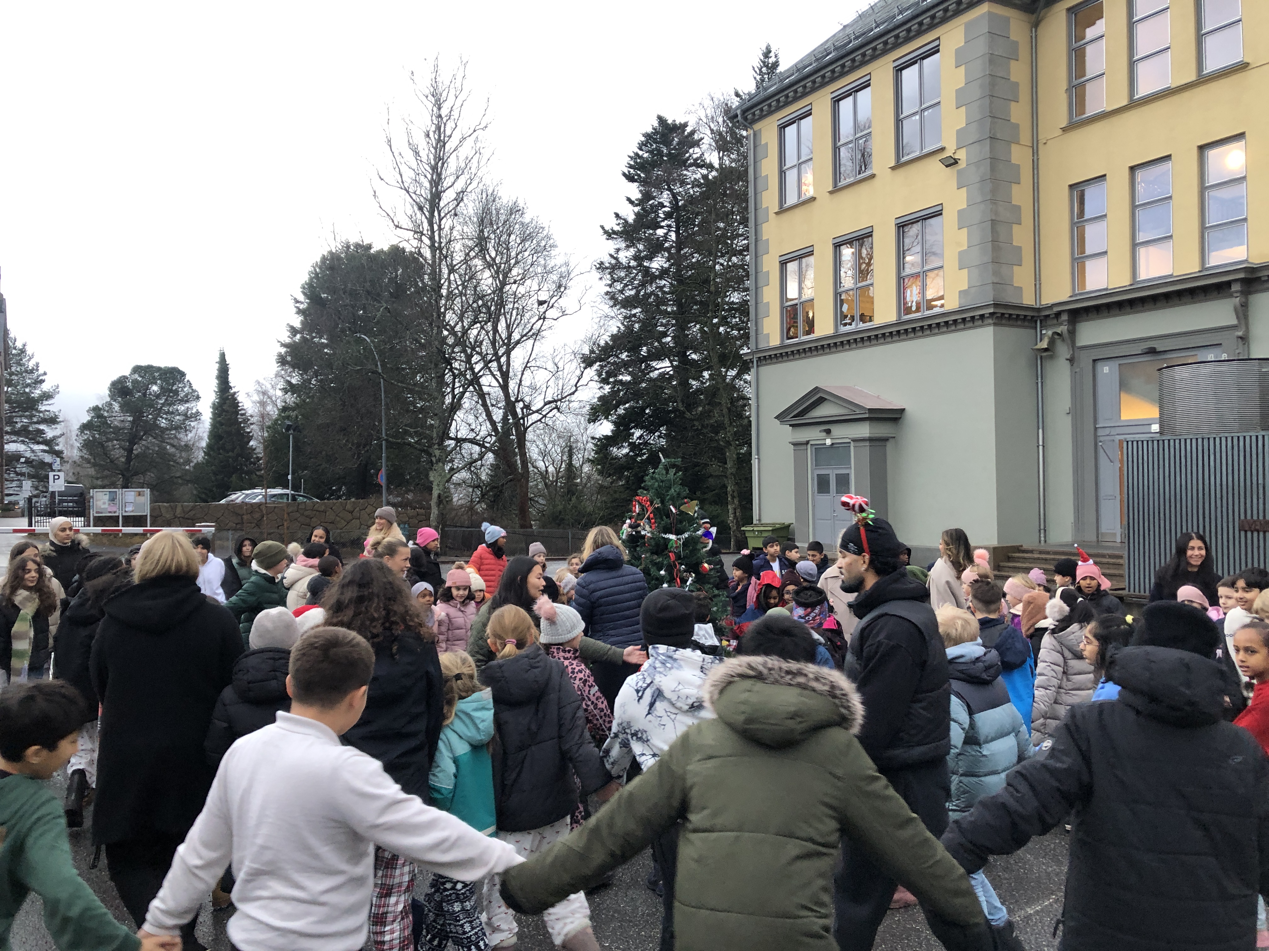 En gruppe mennesker utenfor