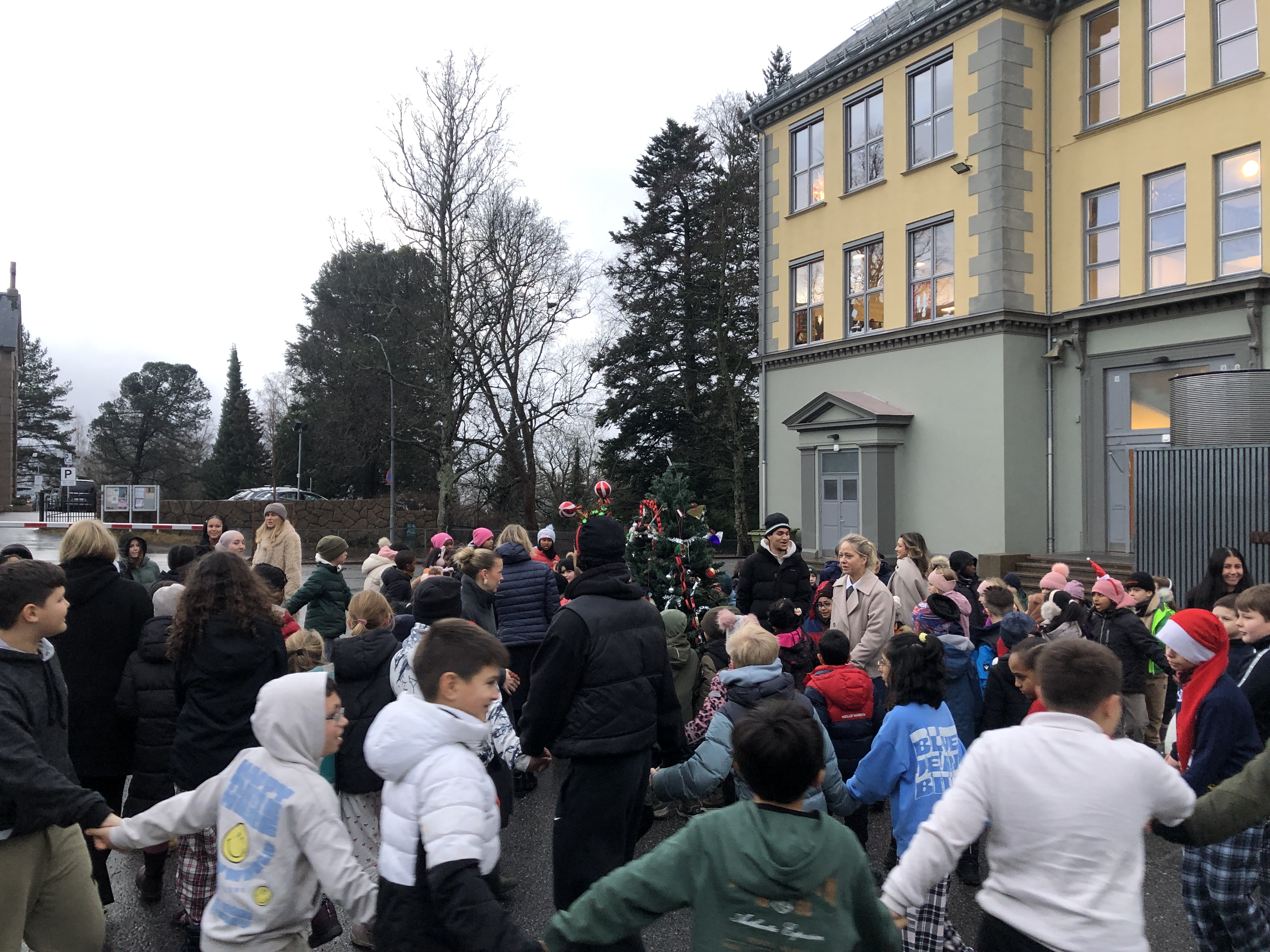 En gruppe mennesker samlet seg utenfor