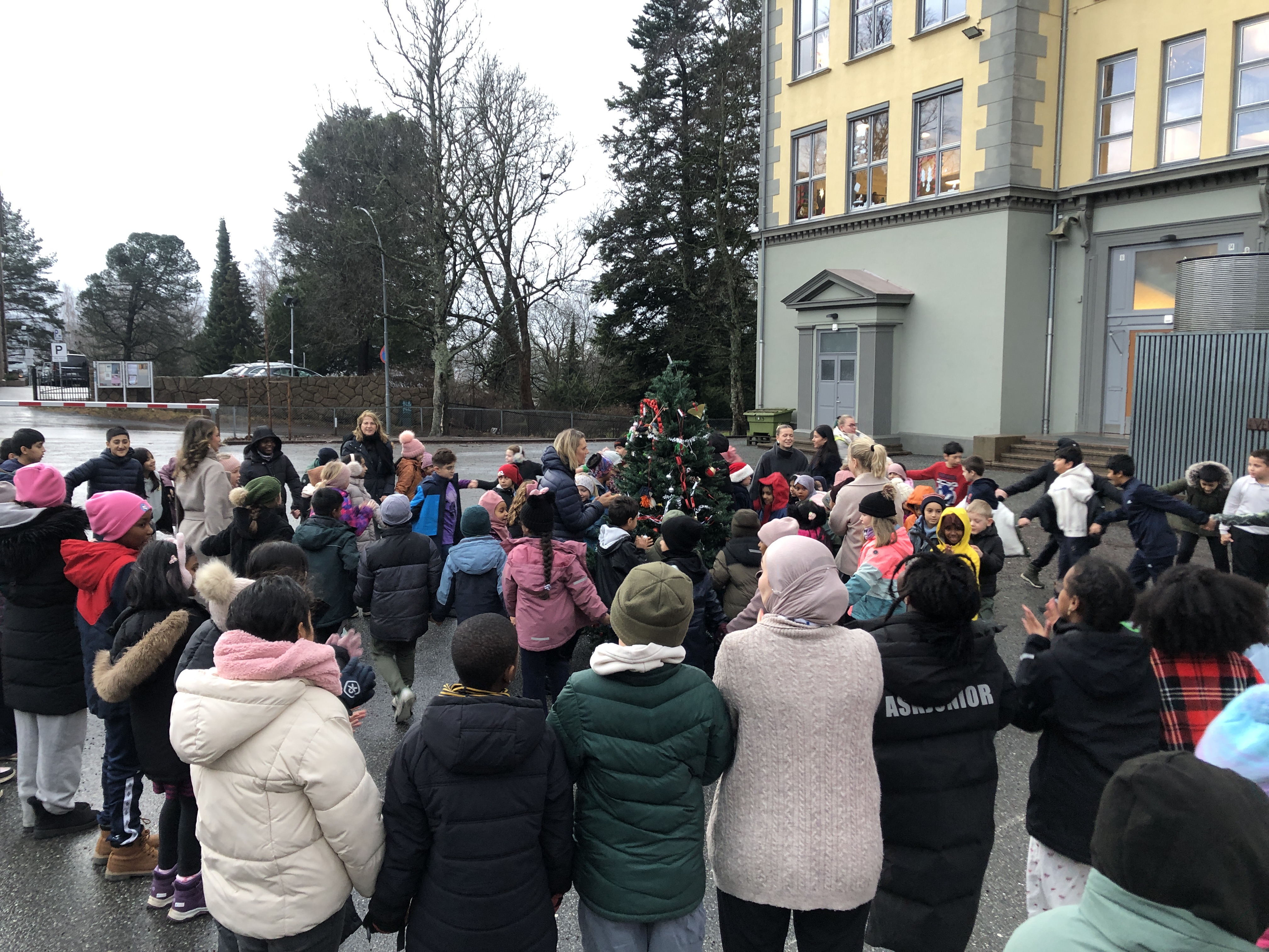 En gruppe mennesker samlet seg utenfor