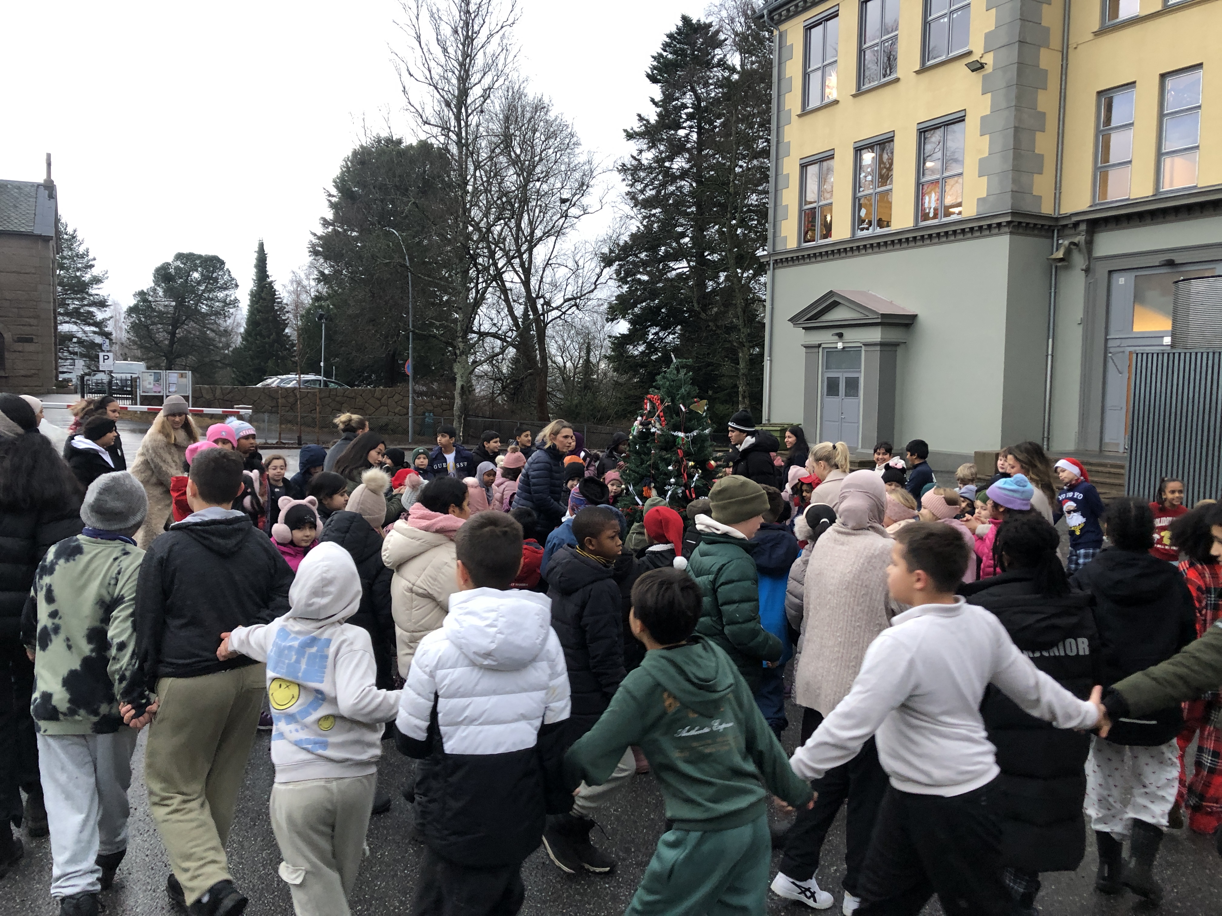 En gruppe mennesker samlet seg utenfor