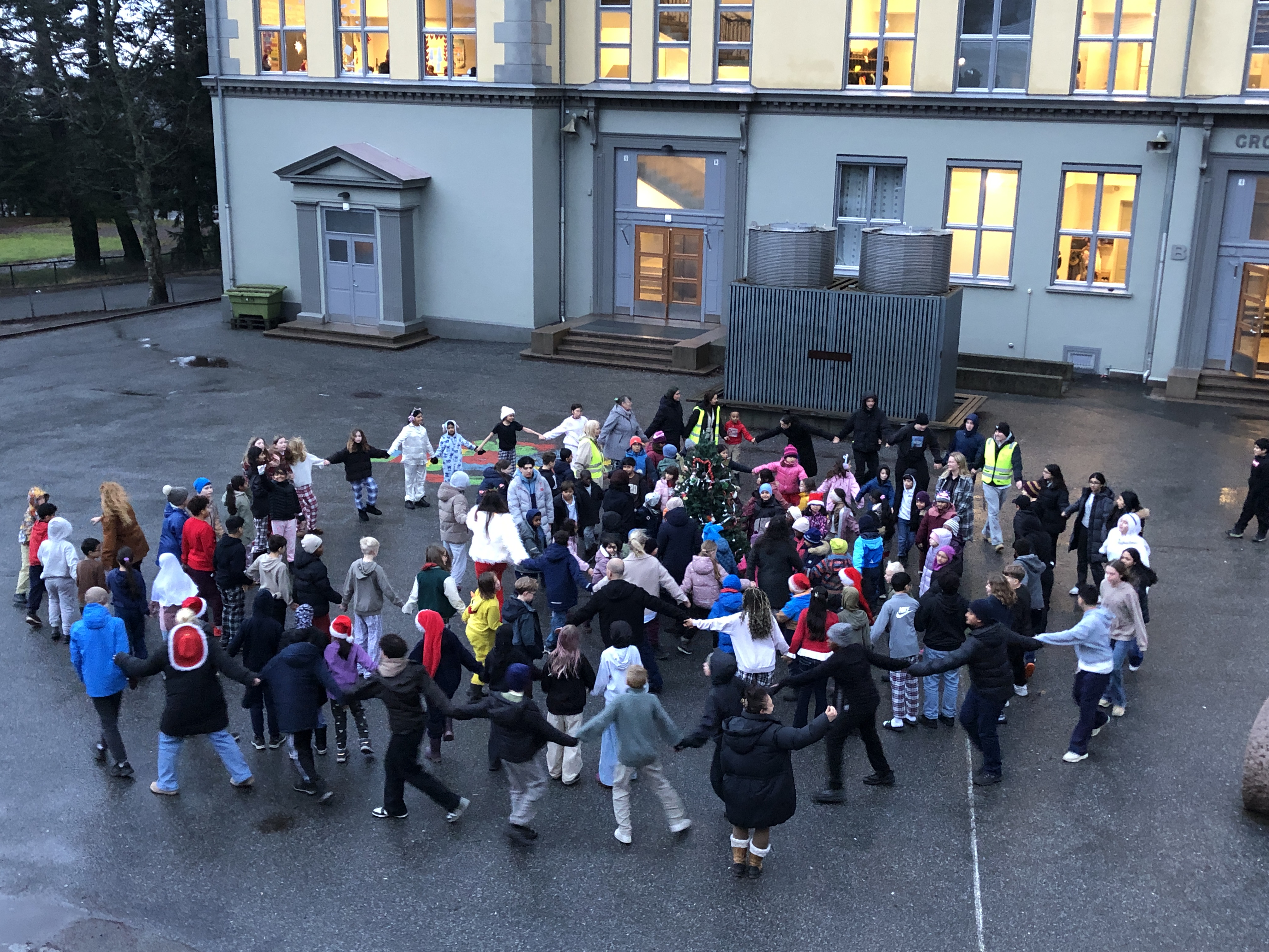 en gruppe mennesker som danser utenfor en bygning