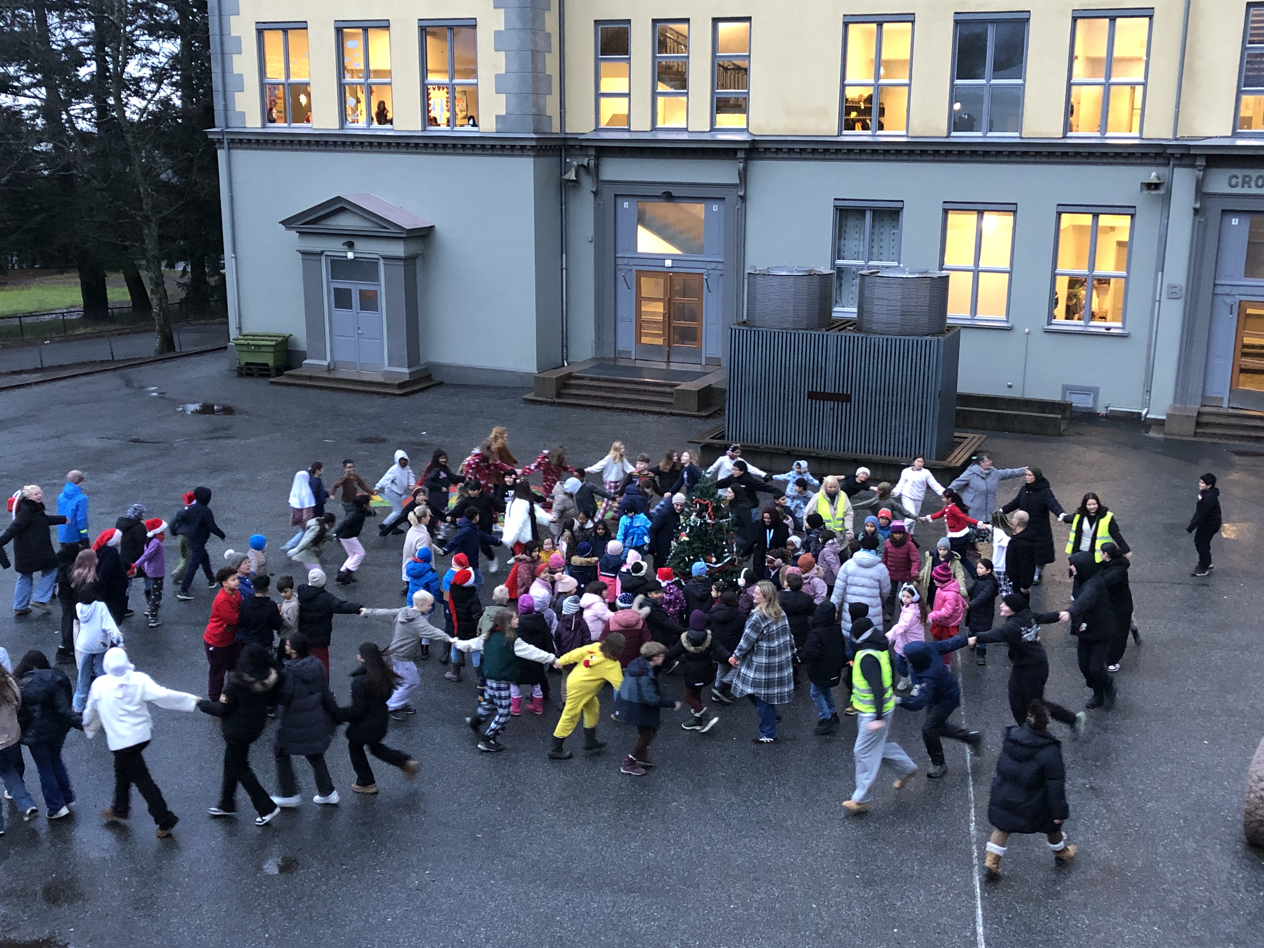 en gruppe mennesker utenfor en bygning