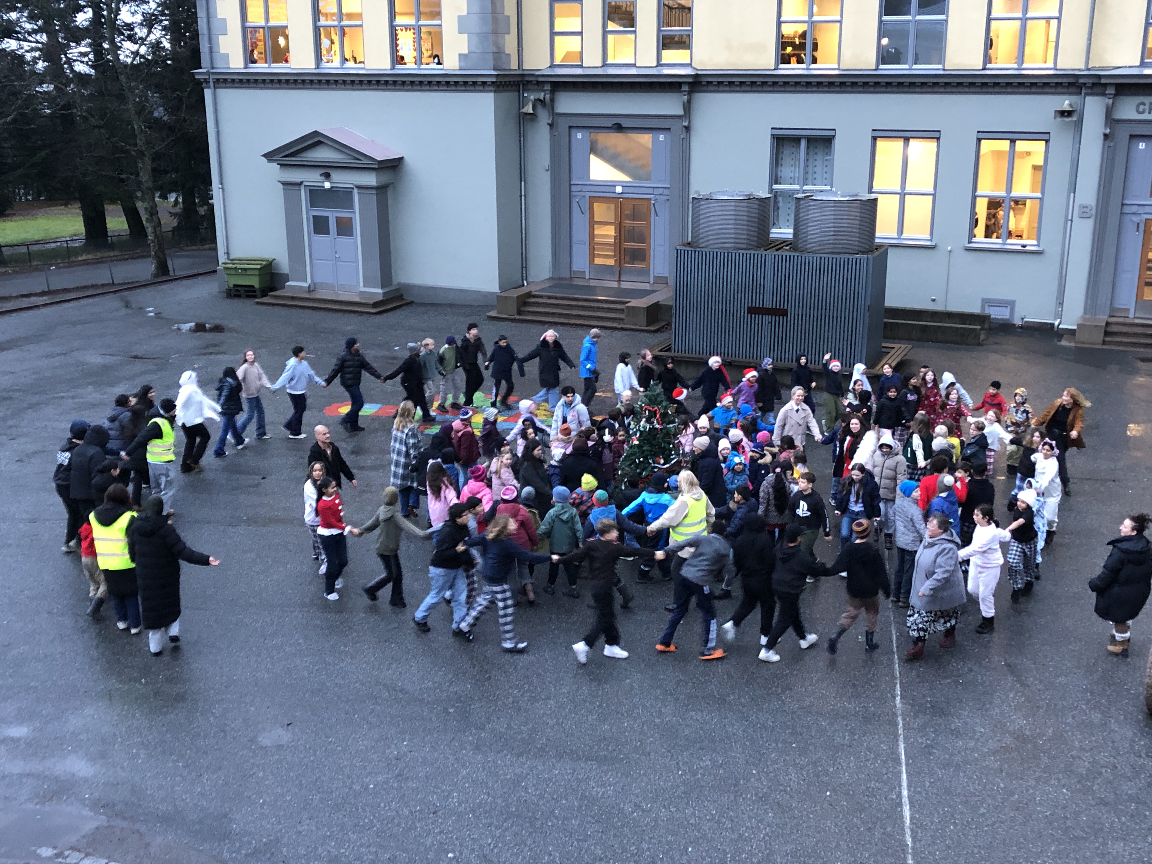 en gruppe mennesker utenfor en bygning