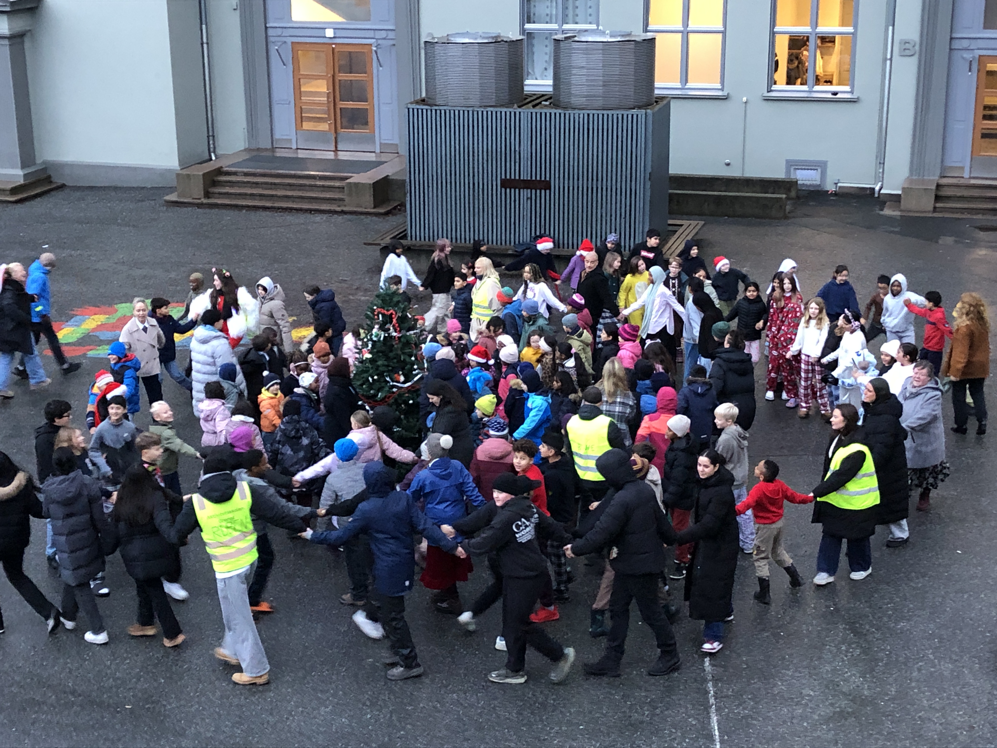 en stor gruppe mennesker utenfor en bygning