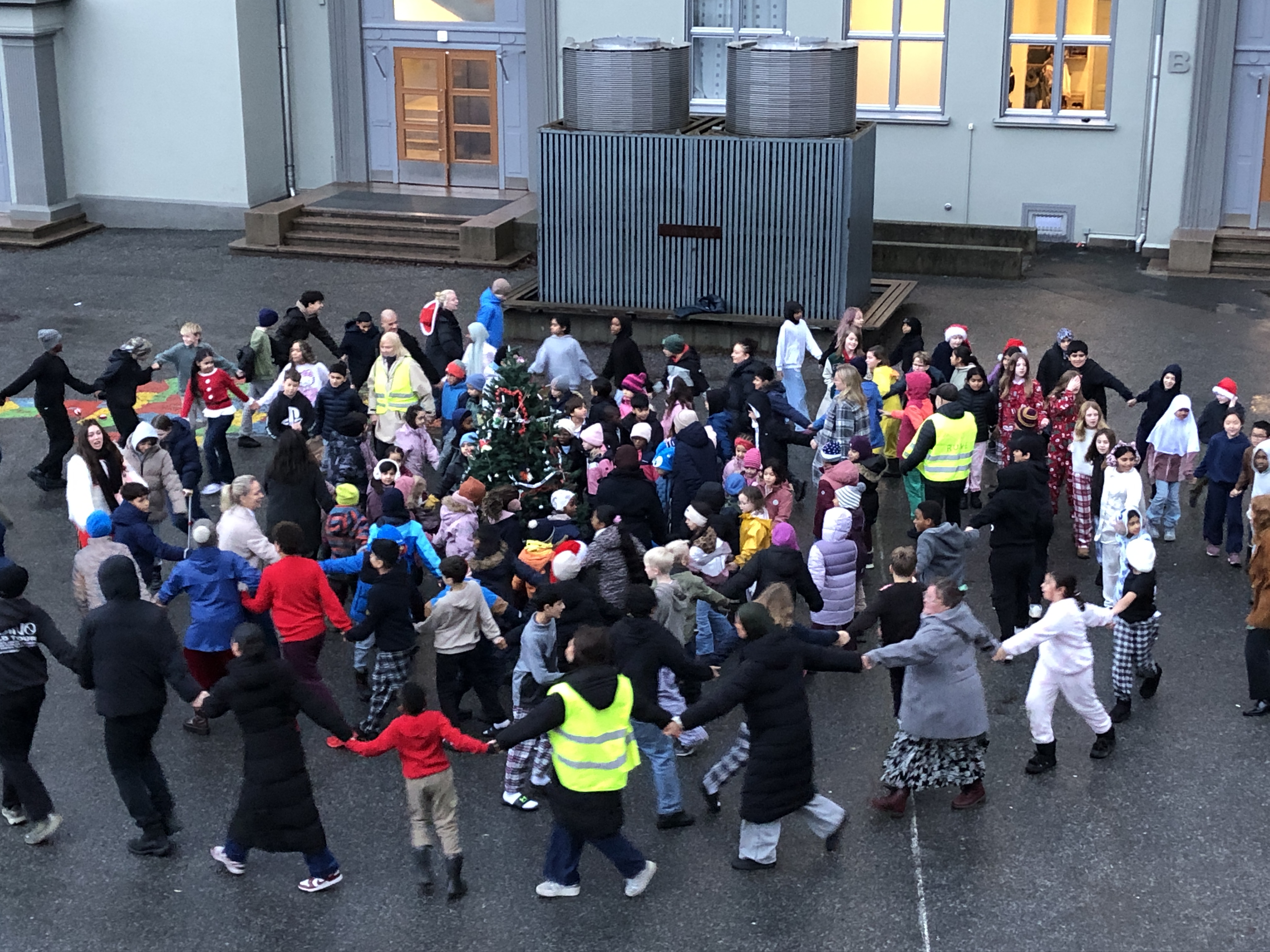 en stor gruppe mennesker utenfor Buekorps Museum