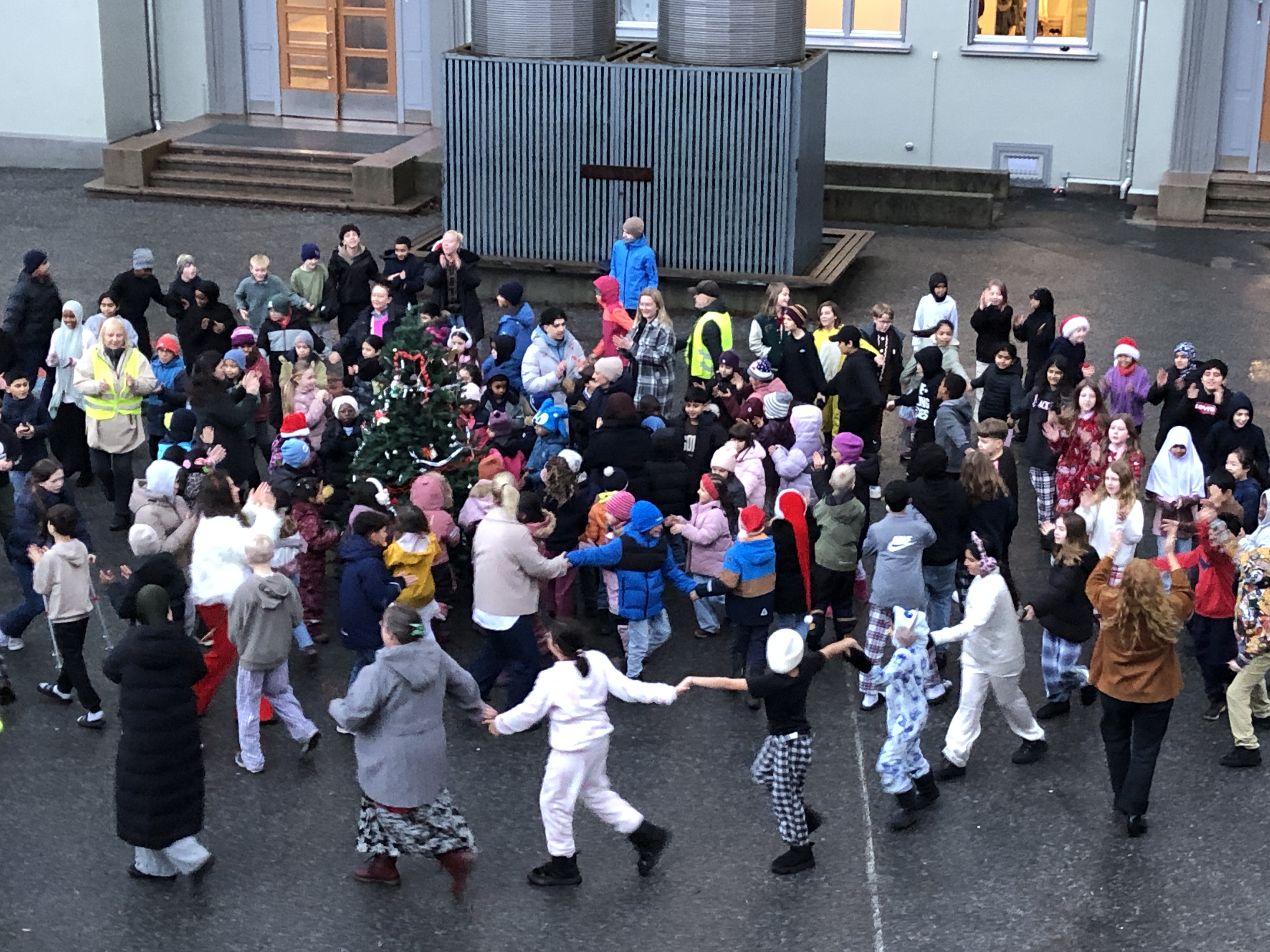 en gruppe mennesker i en gate