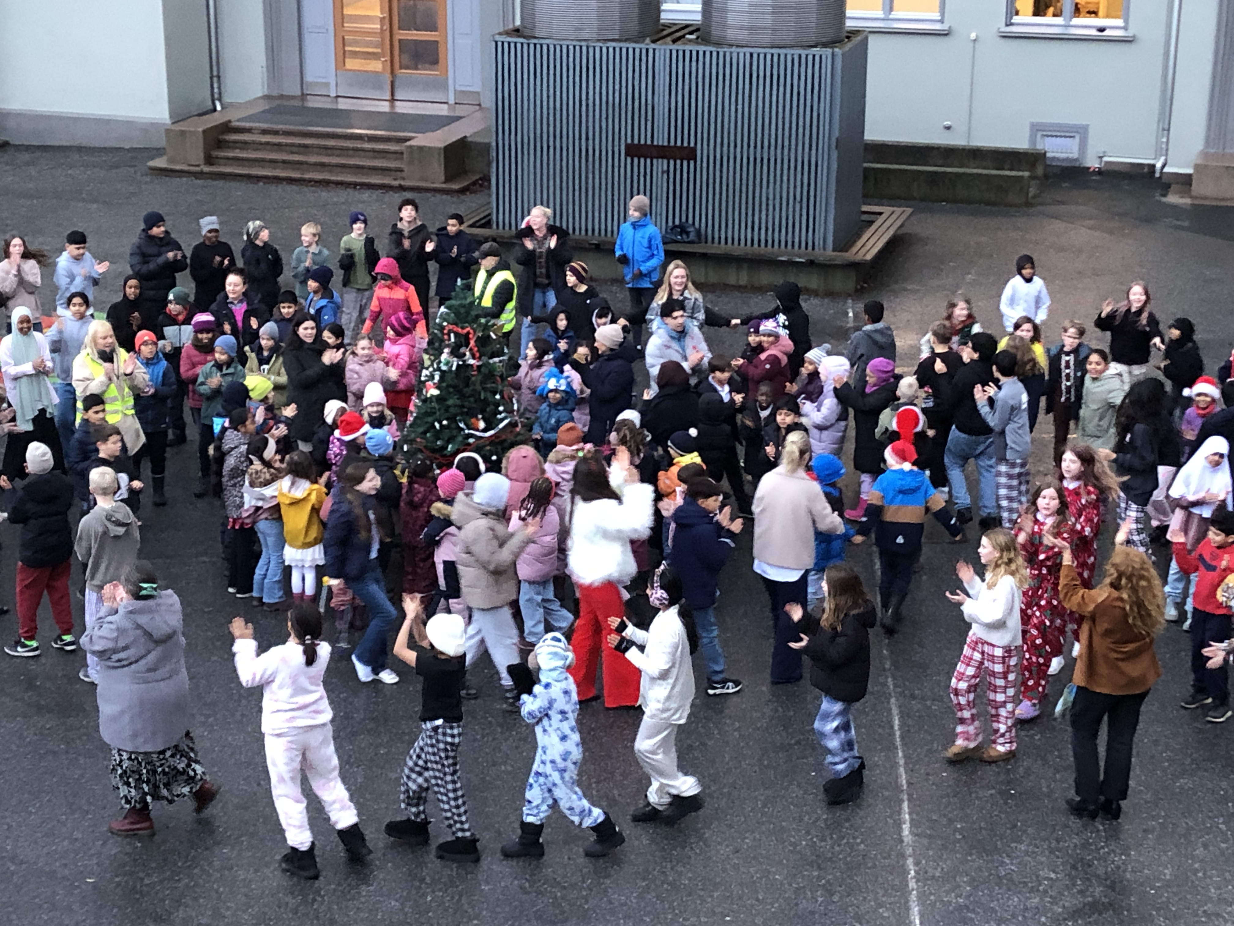 En gruppe mennesker i hvite klær