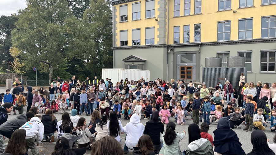 En stor gruppe mennesker samlet seg utenfor en bygning