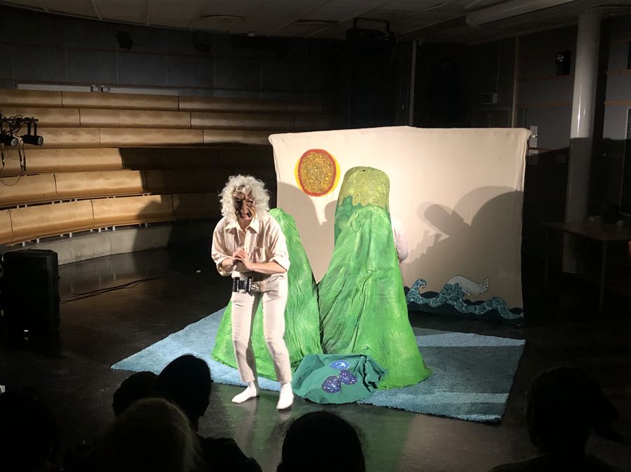 en person som står på en scene