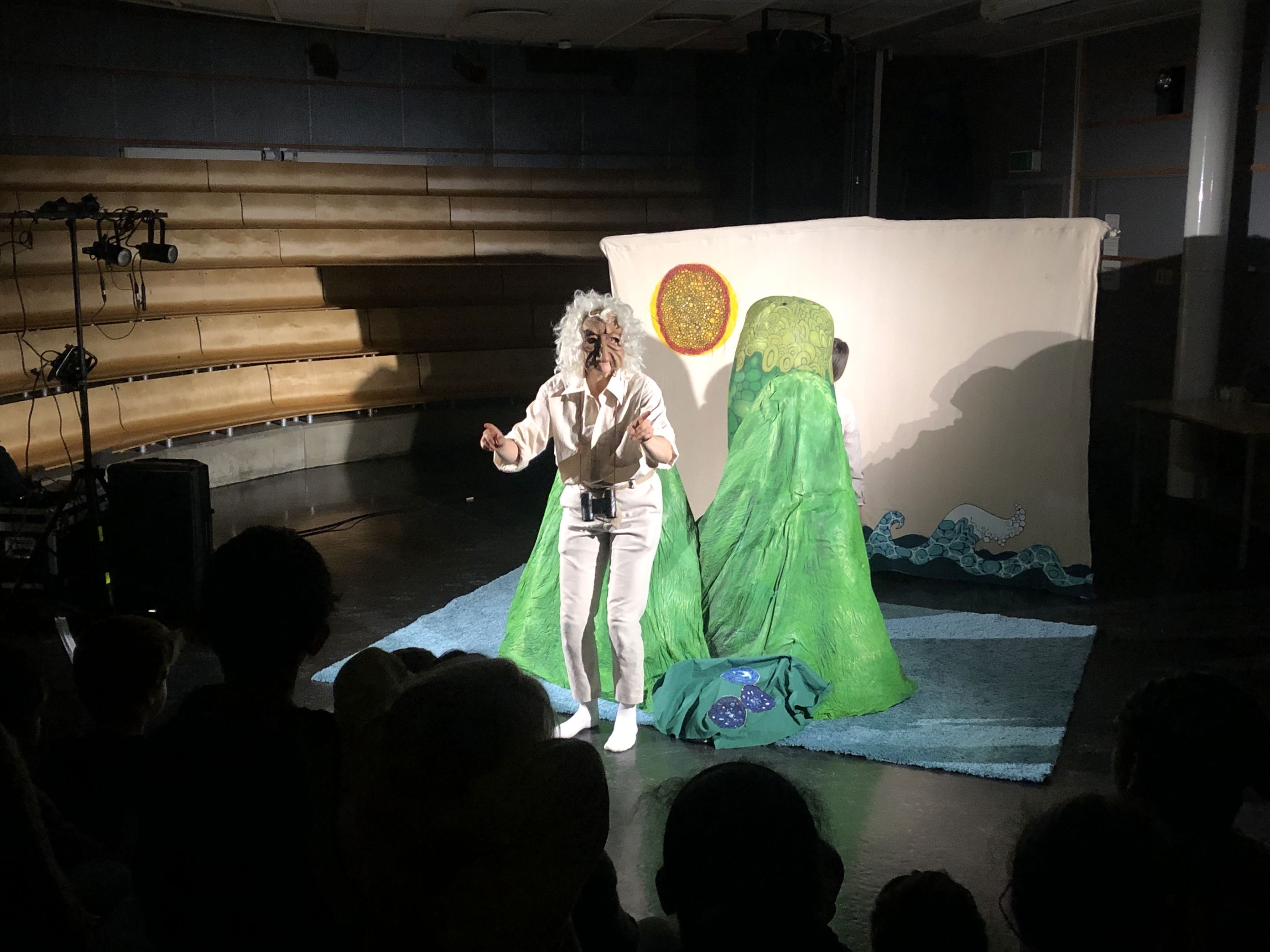 en person og en person som danser på en scene
