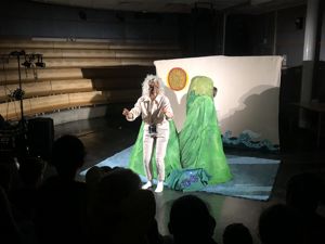 en person og en person som danser på en scene