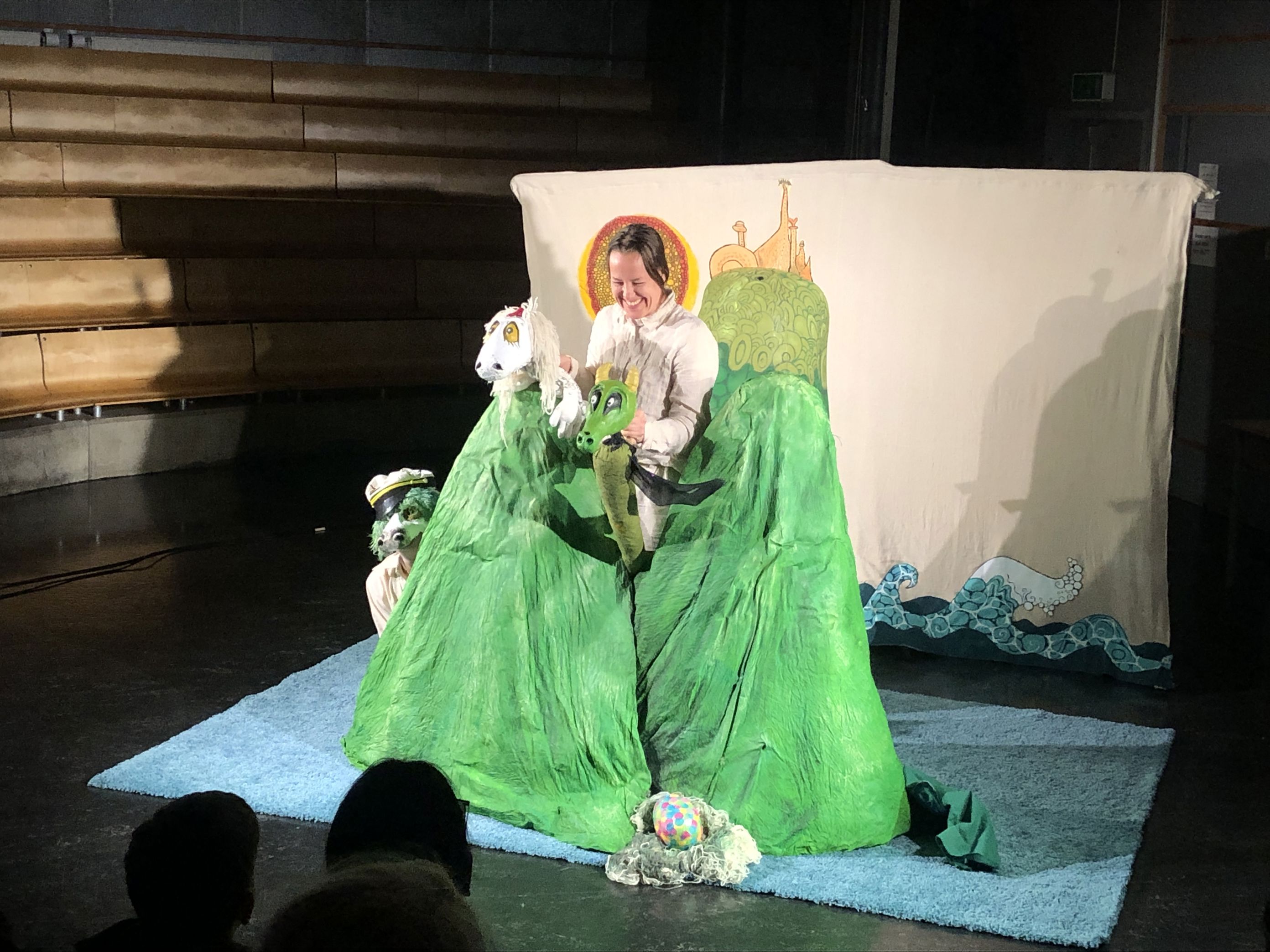 et par personr i kjoler og hatter på en scene